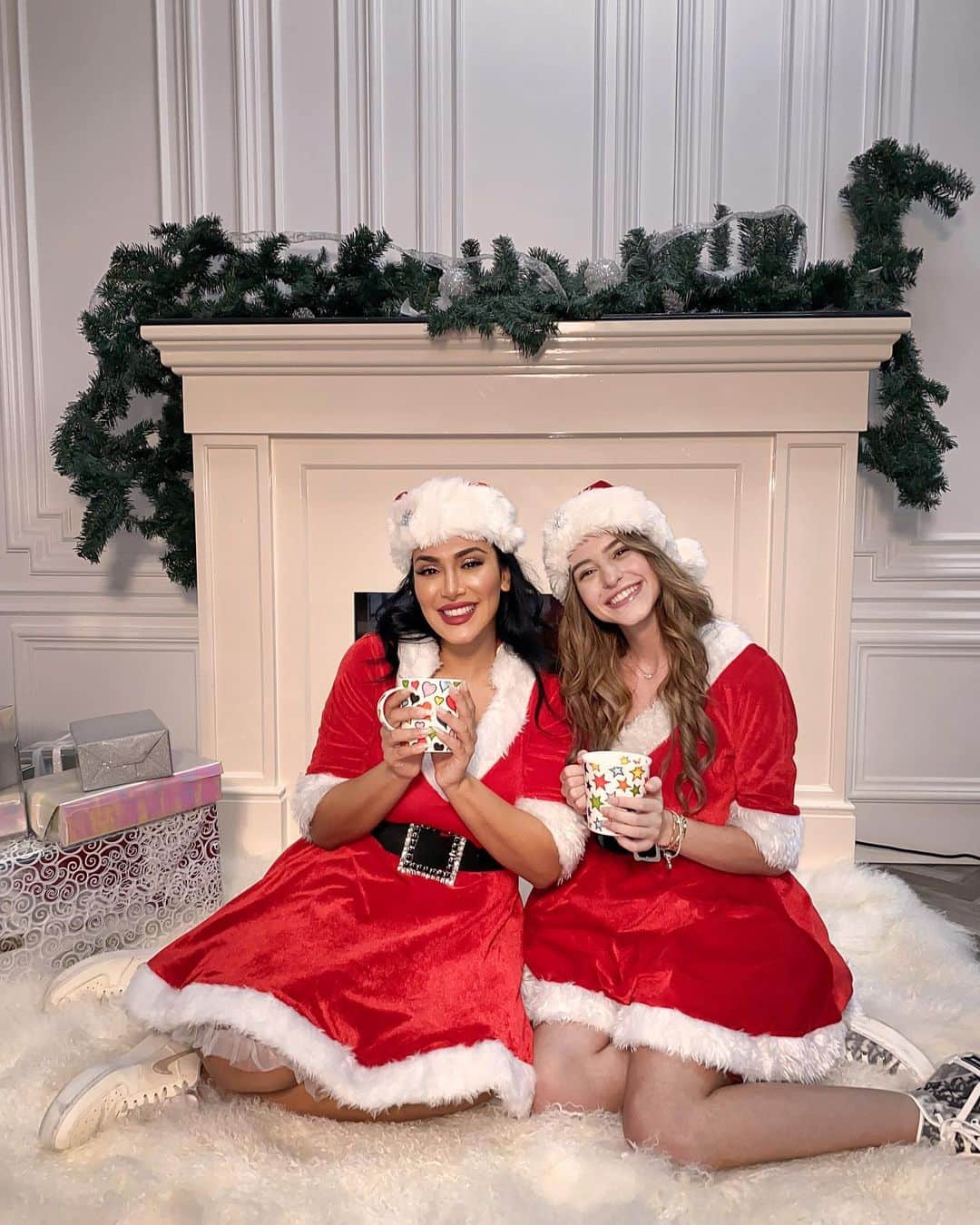 Huda Kattanさんのインスタグラム写真 - (Huda KattanInstagram)「How adorable is @leaelui, check out our Mean Girls Christmas dance on Tik Tok! We had so much fun together 😂❤😘」12月23日 2時32分 - hudabeauty