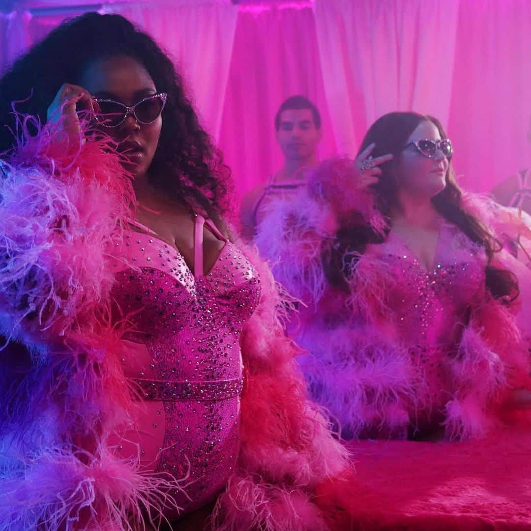 エイディー・ブライアントのインスタグラム：「AIDY BIZZO & LIZZO. 👛 LINK IN BIO.」