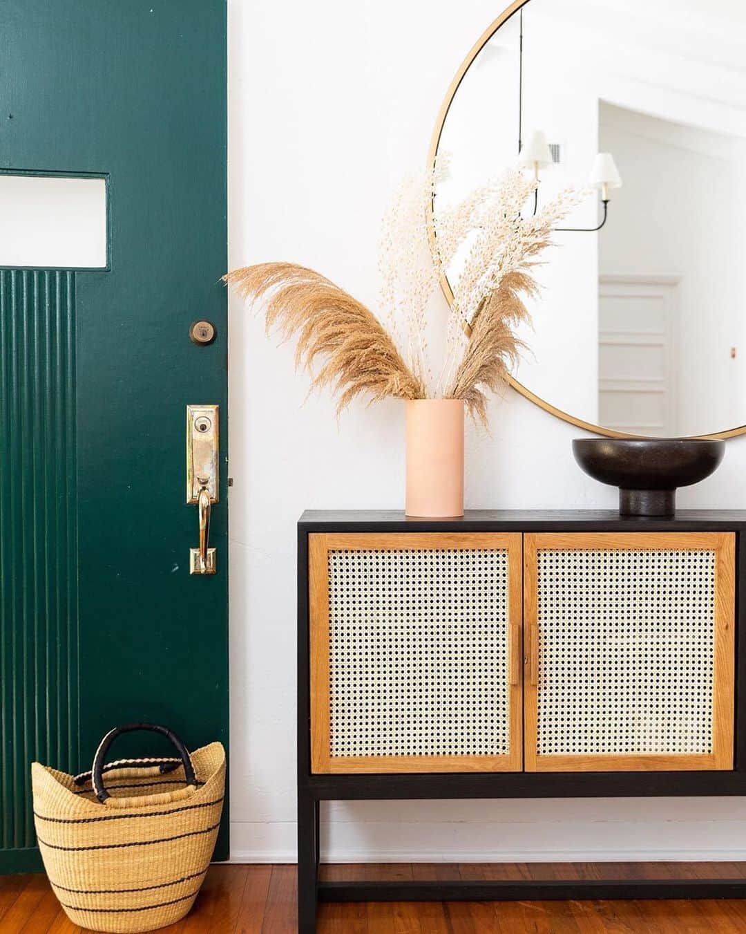 The Little Marketさんのインスタグラム写真 - (The Little MarketInstagram)「Here is what entryway dreams are made of. We love to see how you style hand-made artisan goods in your home. Tag us to show how you style #thelittlemarket. 📸: @kgohhsnap + @calimiahome」12月23日 2時52分 - thelittlemarket