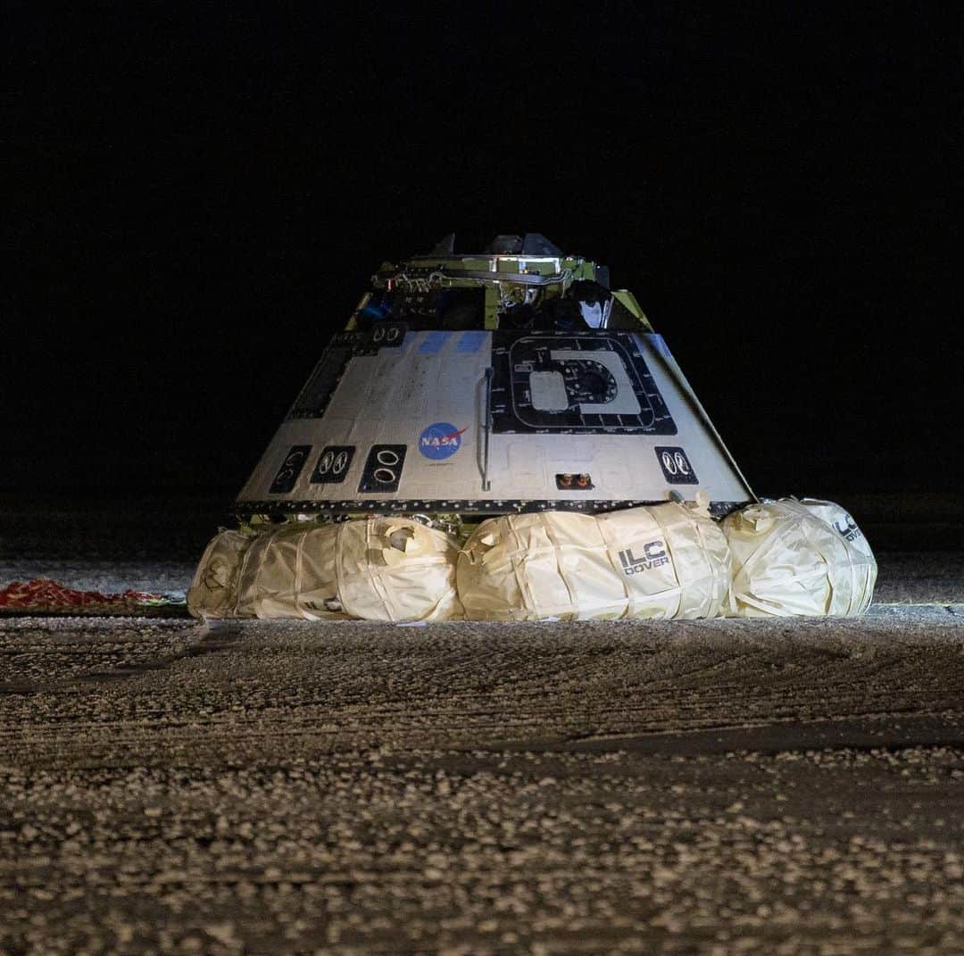 NASAさんのインスタグラム写真 - (NASAInstagram)「Welcome home, #Starliner! ✨⁣⁣ ⁣⁣ @Boeing's CST-100 Starliner spacecraft safely completed the first touchdown on land of a human-rated capsule in U.S. history at White Sands Missile Range in New Mexico on Sunday, Dec. 22, 2019, at 7:58 a.m. EST.⁣⁣ ⁣⁣ Following a successful pre-dawn launch out of Cape Canaveral, Florida, on Dec. 20 aboard a @ulalaunch Atlas V rocket, Starliner did not reach its planned orbit and could not dock with the @iss. Teams worked to preserve its fuel for a return to Earth. Despite this, the uncrewed capsule successfully met the majority of its test objectives on its first orbital flight test, including checking propulsion systems, verifying space-to-space communications and validating life support systems for future crews.⁣⁣ ⁣⁣ Boeing is a partner in our Commercial Crew Program that works with American aerospace companies to send astronauts to the space station, allowing NASA to use resources to explore far destinations like the Moon and beyond. For more info about the Orbital Flight Test, check out the link in our bio.⁣⁣ ⁣ Photo credits: NASA/Aubrey Gemignani/Bill Ingalls/Joel Kowsky⁣ ⁣ #Boeing #NASA #OFT #space」12月23日 2時47分 - nasa