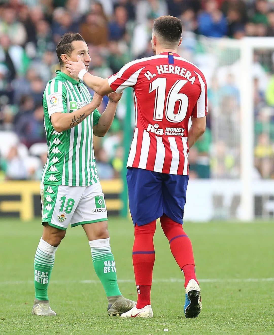 アトレティコ・マドリードさんのインスタグラム写真 - (アトレティコ・マドリードInstagram)「🇲🇽 @h.herrera16 🤝 ⚽ #RealBetisAtleti 🔴⚪ #AúpaAtleti」12月23日 3時12分 - atleticodemadrid