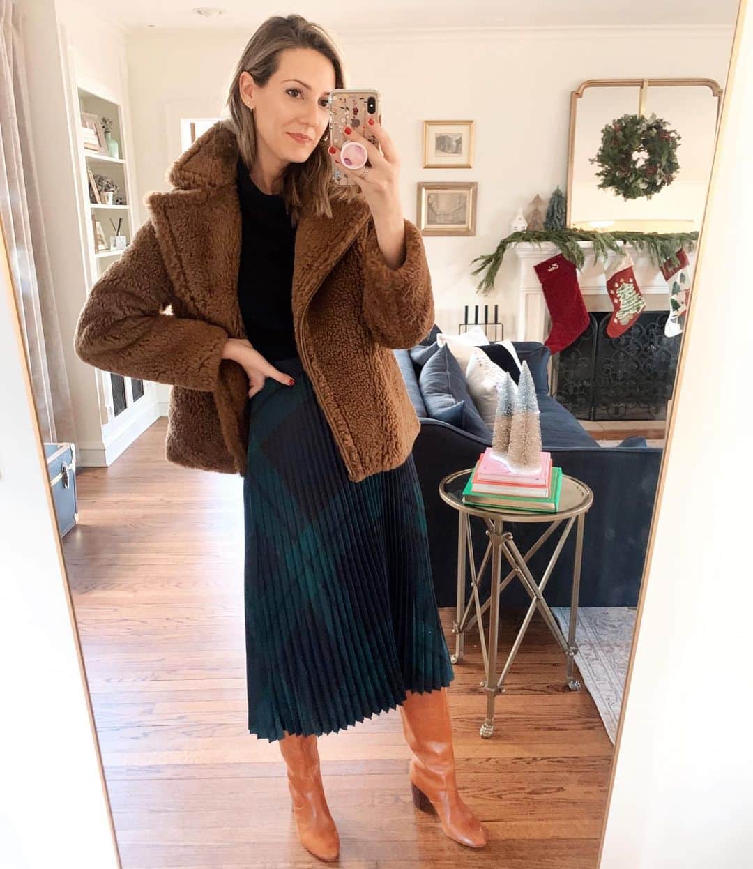 Anna Jane Wisniewskiのインスタグラム：「#ootd and honestly, it’s so nice outside that I was a bit sweaty. Is this what Christmas feels like in California!? 😬 http://liketk.it/2I3og #liketkit @liketoknow.it」