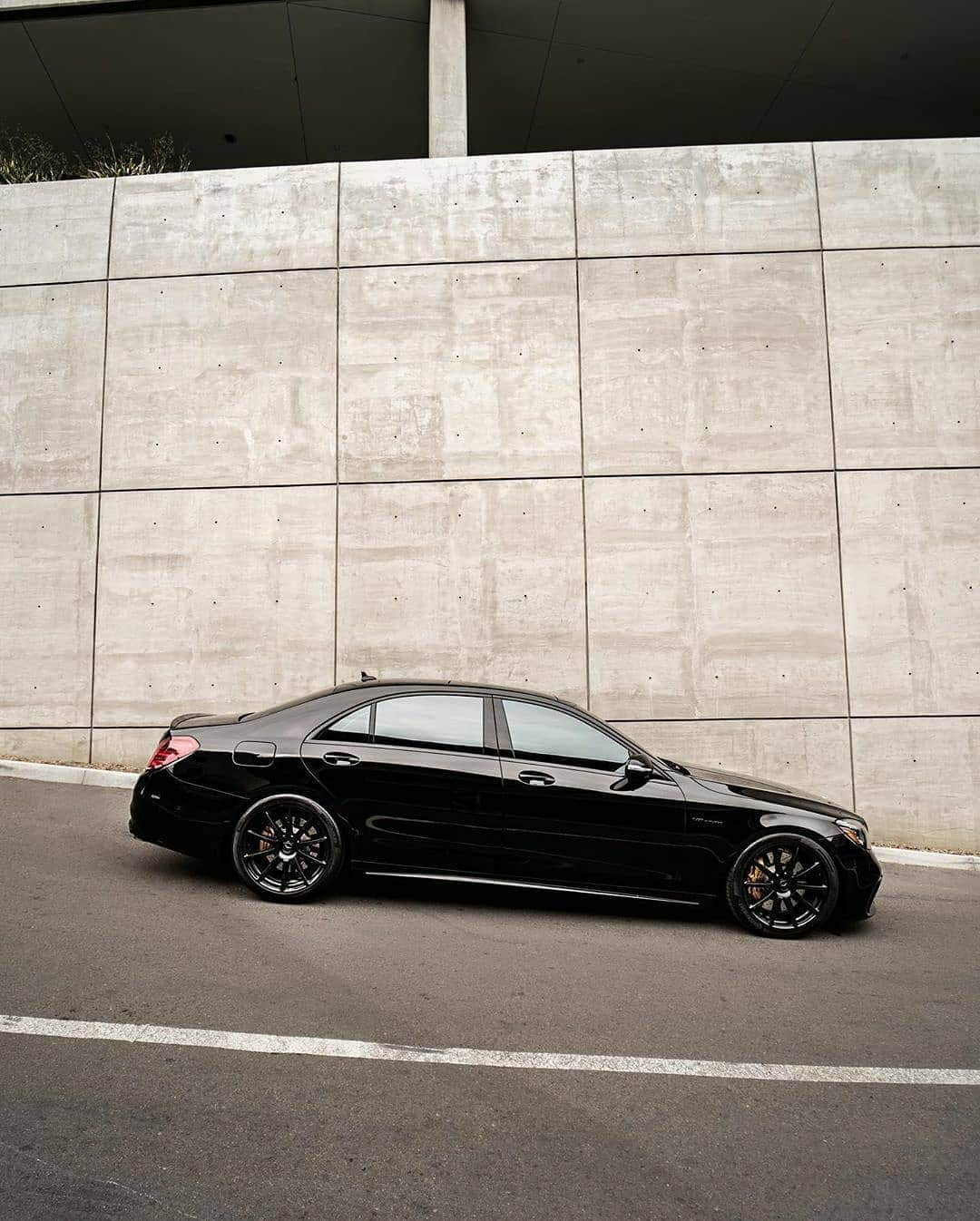 Kik:SoLeimanRTさんのインスタグラム写真 - (Kik:SoLeimanRTInstagram)「@platinum_group  2019 Mercedes Benz S63 Platinum Black Trim Package  Lowered Suspension  Wheel Enhancement Spacers  Custom Painted Brake Calipers  Ceramic Privacy Tint 📸 @olegkud」12月23日 3時48分 - carinstagram