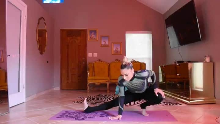 ベロニカ・ベガのインスタグラム：「#SelfcareSundays been forcing myself to stretch everyday. It definitely gets me going every morning.」