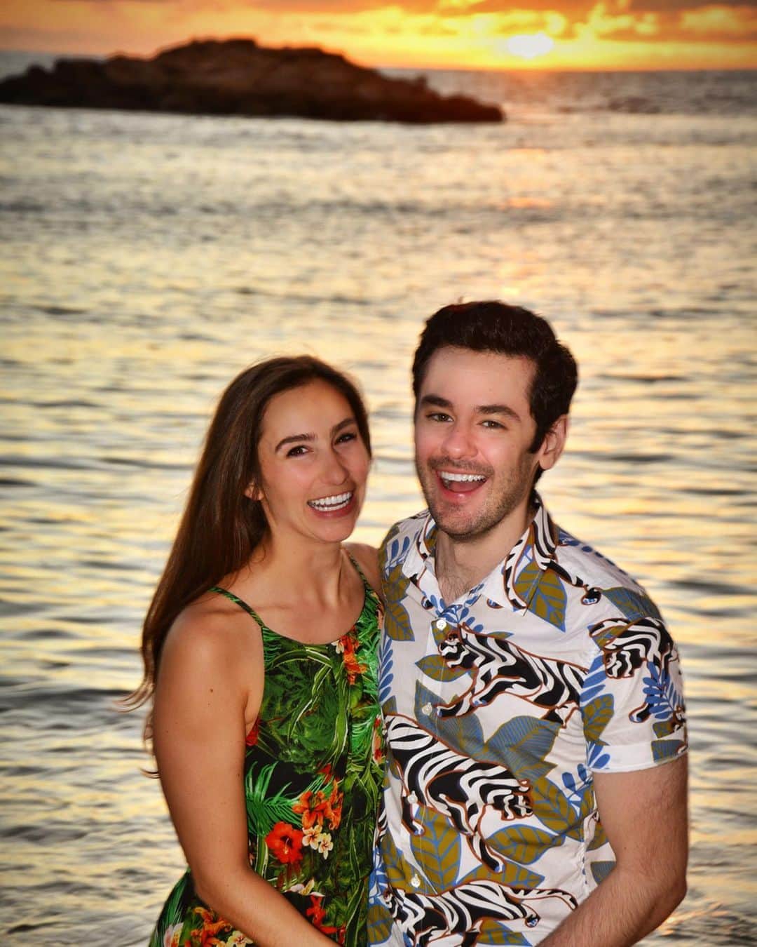 ブレンダン・ロビンソンさんのインスタグラム写真 - (ブレンダン・ロビンソンInstagram)「#Magic at sunset ❤️😘🥰 . . . #sunset #beach #couplegoals #romantic #love #iloveyou」12月23日 3時56分 - brendanrobinson
