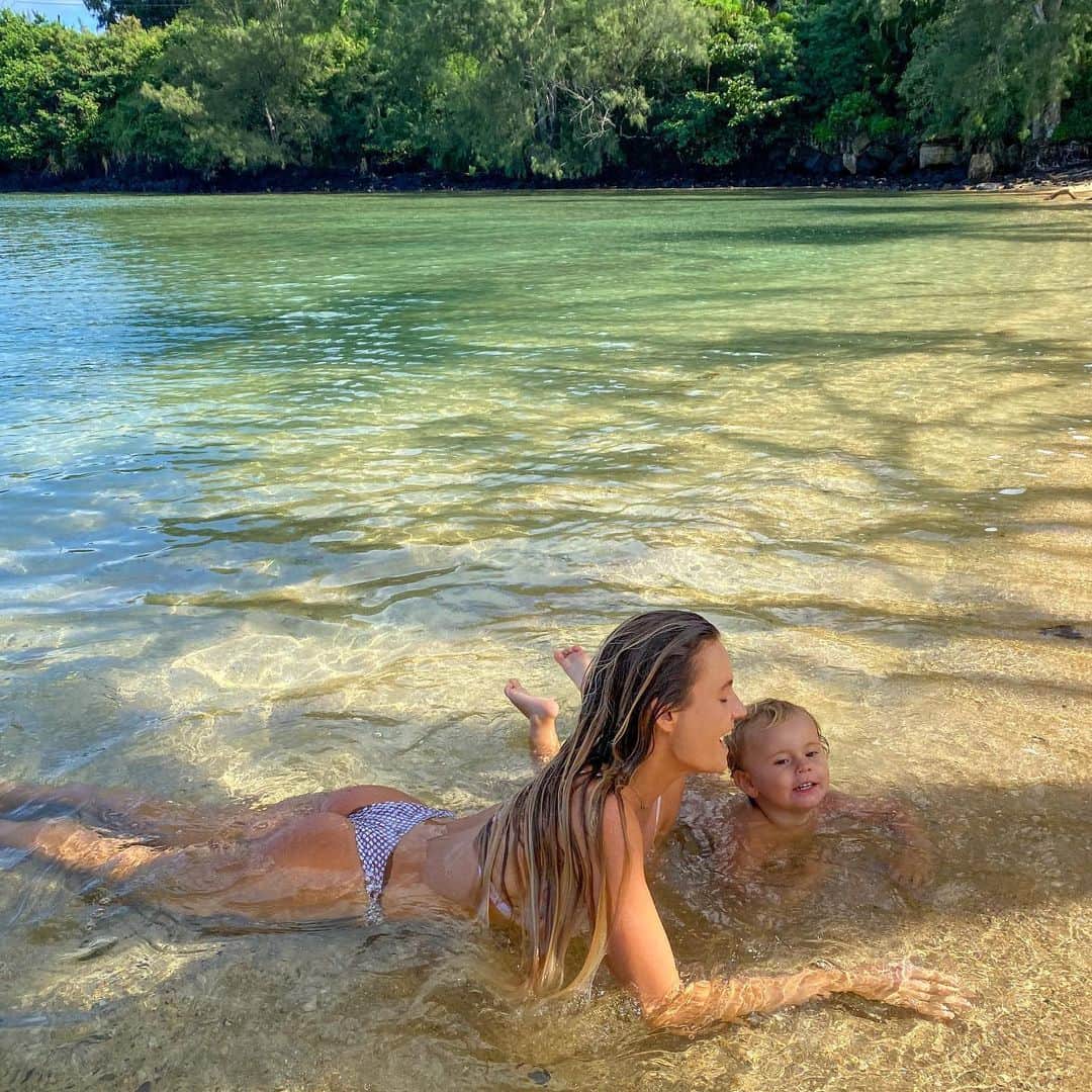 アラナ・ブランチャードのインスタグラム：「This is all I want for Christmas 🌴💙🌞」