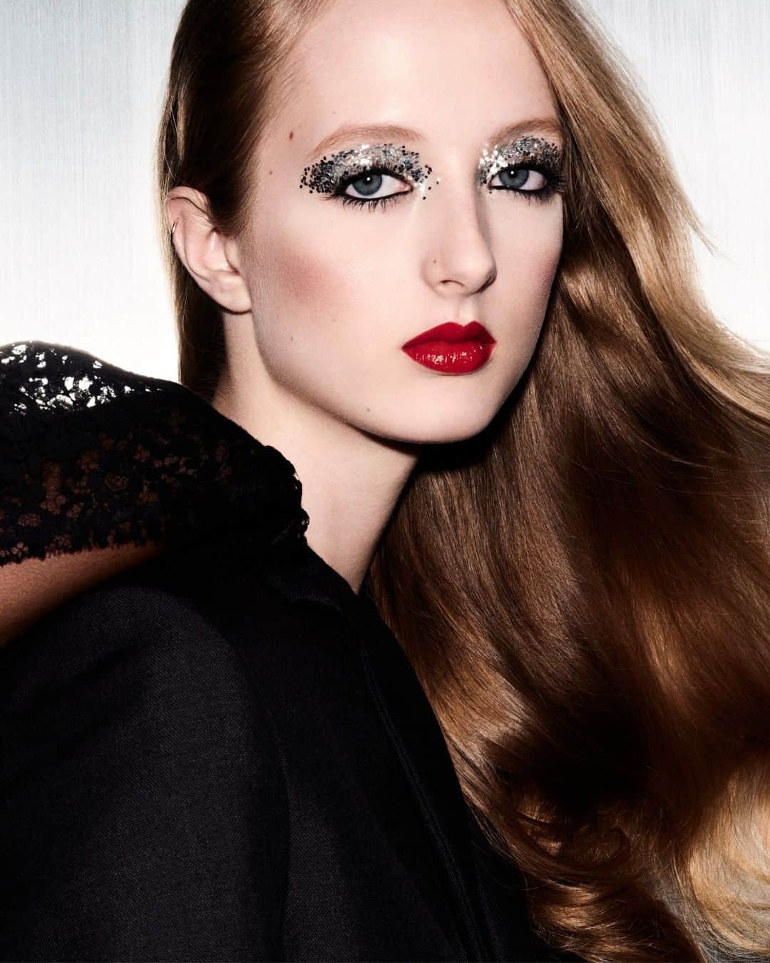 クリスチャンディオールさんのインスタグラム写真 - (クリスチャンディオールInstagram)「In the 'Flash!' series by photographer @BenHassett for #DiorMagazine N°29, check out @PeterPhilipsmakeup's festive make-up looks for #DiorBeauty, featuring glitter, red lips and golden accents on the eyes.」12月23日 4時01分 - dior
