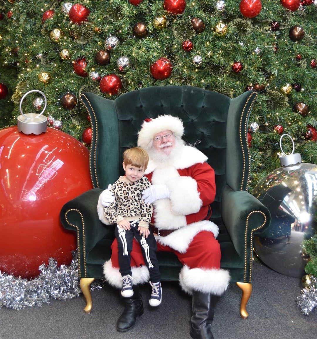 マンディクーンのインスタグラム：「Happy Holidays, ya filthy animals. 🎄」