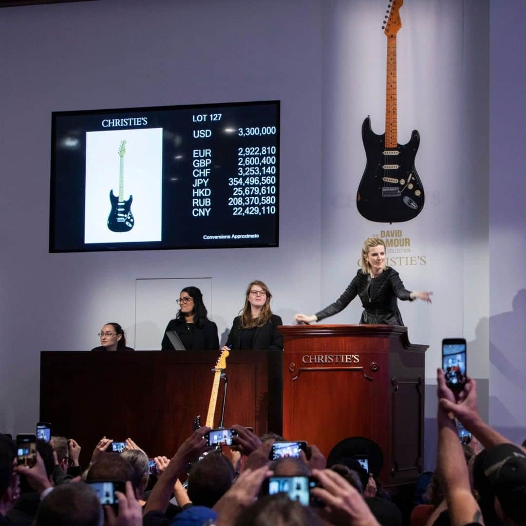 クリスティーズさんのインスタグラム写真 - (クリスティーズInstagram)「Who remembers our David Gilmour auction in New York? #bestof2019⠀ .⠀ Gilmour’s iconic ‘Black Strat’ guitar, on which he recorded ‘The Dark Side of the Moon’, ‘Wish You Were Here’, ‘Animals’ and ‘The Wall’, was the final lot of the sale. It sold for $3,975,000 (including buyer's premium) – becoming the world’s most expensive guitar.⠀ .⠀ Gilmour donated his proceeds from the sale to the charity ClientEarth (@clientearth_).⠀ .⠀ The successful bidder was Jim Irsay, a Rock’n’Roll memorabilia collector from Illinois. He told Rolling Stone magazine that after winning the penultimate lot, the Black Strat’s flight case, he thought he would ‘look like a jackass’ if he didn’t bag the guitar to go with it.⠀ .⠀ @davidgilmour #davidgilmour #blackstrat #guitar #rocknroll #memorabilia #auction #charityauction #gilmourguitars」12月23日 4時28分 - christiesinc