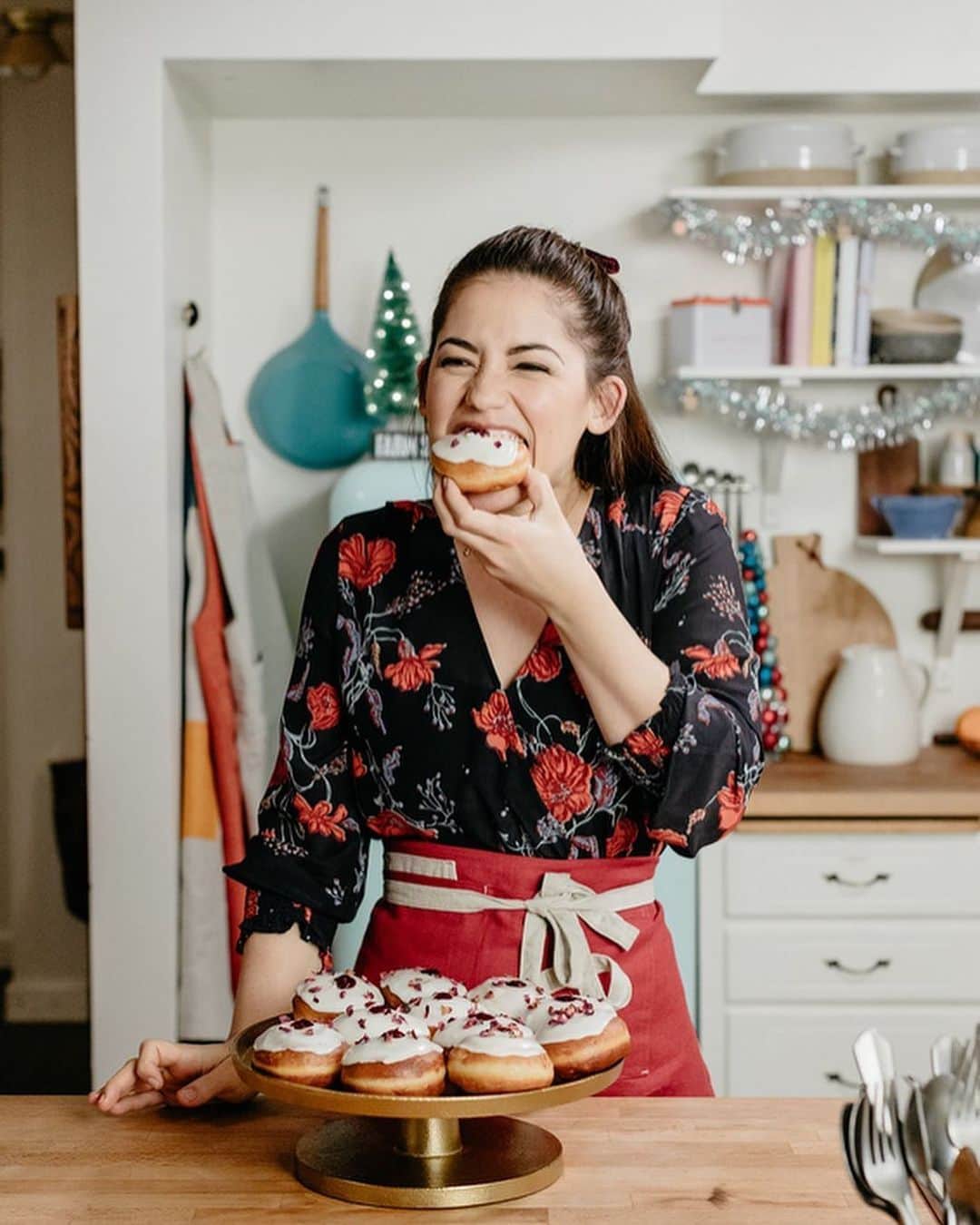 Instagramさんのインスタグラム写真 - (InstagramInstagram)「When life gives you sprinkles, make doughnuts. Food blogger and TV host Molly Yeh’s (@mollyyeh) kitchen cupboards are stacked to the brim with colorful icings, tasty treats and, most of all, countless varieties of sprinkles. “I feel like you can never have a bad day if you eat something with sprinkles,” says Molly. 💗🎉 ⁣ ⁣ Right now on our story, Molly celebrates the first night of #Hanukkah as she whips up some homemade, sprinkle-covered sufganiyot — deep-fried, jelly-filled doughnuts that are traditionally eaten during the Jewish holiday. 🍩🤤⁣ ⁣ Photo of @mollyyeh by @chantell_lauren」12月23日 4時28分 - instagram
