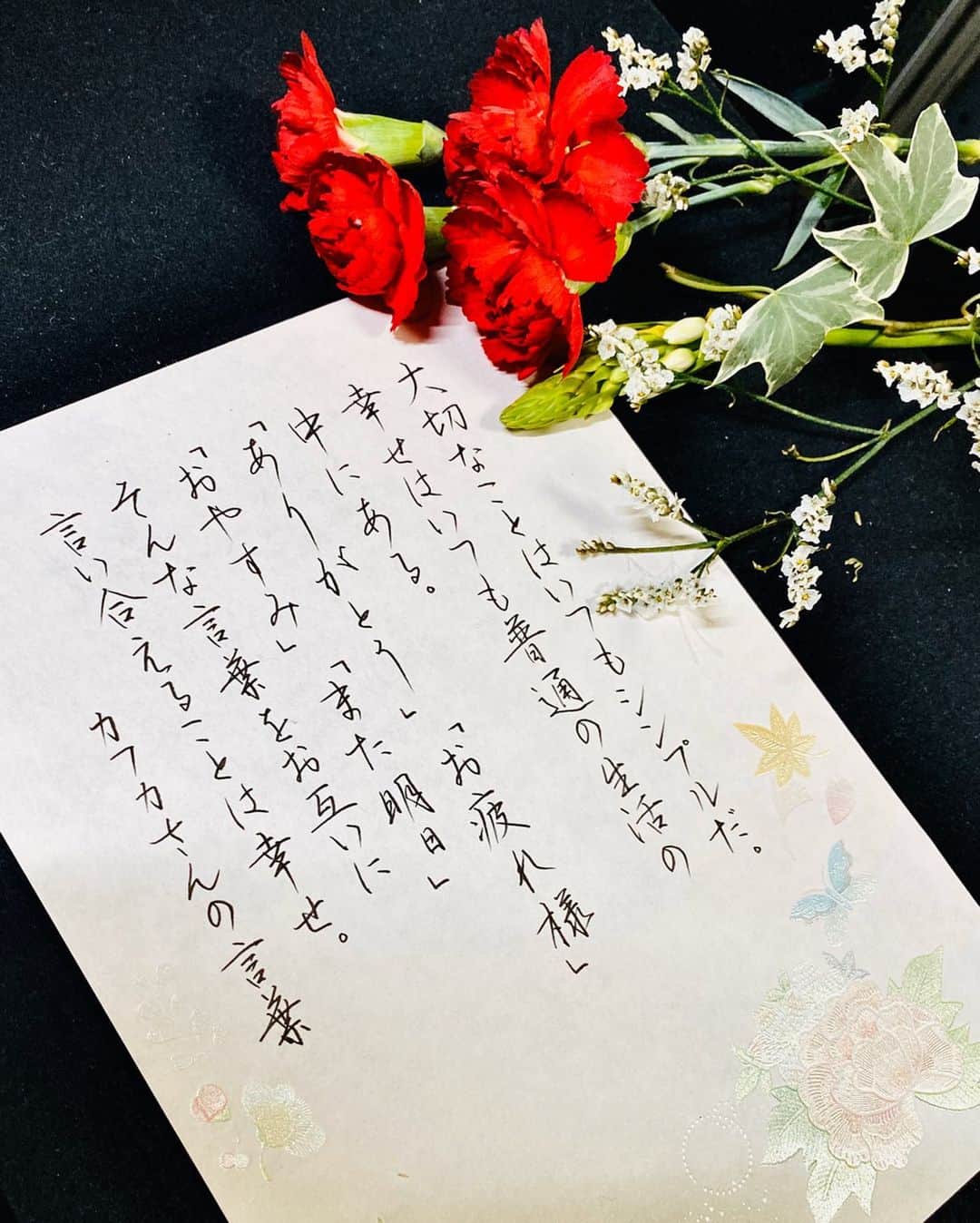 鈴木暁昇のインスタグラム：「* ◆カフカさんの言葉× Bloom Life * カフカさん @kafuka022 の言葉に @bloomeelife さんのお花を添えてます。前向きになれる言葉です。 * * The important thing is always simple.  Happiness is always in ordinary life. [Thank you] [Thanks for your good work] [Good night] [Tomorrow] I am happy to be able to say such words to each other. ※I am sorry for my poor English. * @bloomeelife 様で初回のお花お届けが✨無料✨になる▼▼クーポンコード▼▼。大変お得ですのでお早めに✨ ■クーポンコード：suzuki ■有効期限：2019年12月31日 * お花は写真のように確りととパックされてポストに届きます。パカっと開けるとステキな花が飛び出します。ポスト投函でも枯れない工夫もされています。 * *** *** *** *** *** *** ◆鈴木曉昇通信基礎講座、リアル講座等、新規受講生募集中✨ * 詳しい内容はホームページに記載しております。申し込みはメッセージかホームページ問い合わせより受付致します。 * * 🔎鈴木曉昇 🔎鈴木曉昇 書芸教室 * #書道 #鈴木曉昇 #和 #wabisabi #calligraphy #筆文字 #artistic #硬筆 #ペン字 #beautiful #chinesecalligraphy #japanesecalligraphy #墨 #sumi #書法 #japan #手書き #美文字 #手書きツイート #オリンピック #Olympic #japaneseculture #日本 #chineseculture #書道パフォーマンス #bloomeelife」
