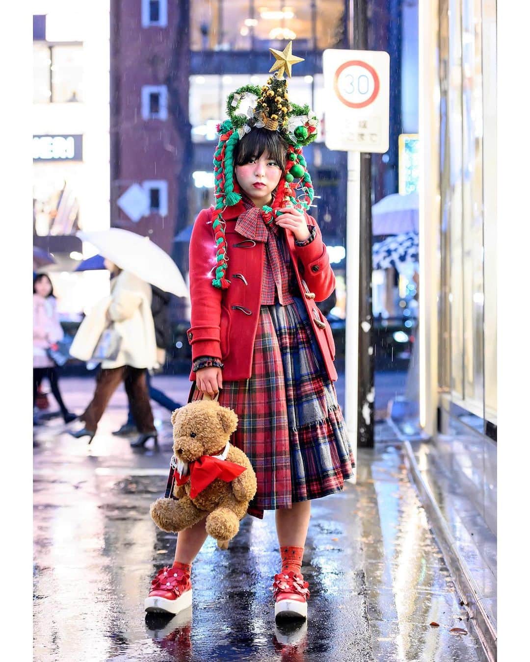 Harajuku Japanさんのインスタグラム写真 - (Harajuku JapanInstagram)「Japanese fashion student Lisa (@drawing_risa) on the street in Harajuku tonight wearing a DIY Christmas tree head dress complete with blinking lights, a vintage jacket, a HEIHEI plaid dress, teddy bear handbag, and Tokyo Bopper platform shoes.」12月23日 4時32分 - tokyofashion