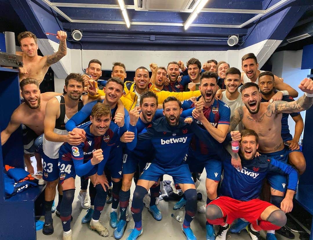 ルベン・ヴェソのインスタグラム：「Terminamos el año de la mejor manera! Orgulloso de este equipo ❤️ @levanteud」