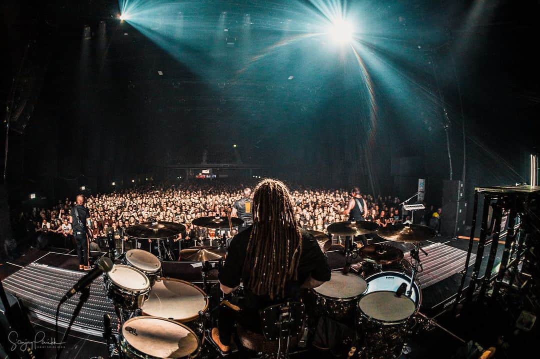 Shinedownさんのインスタグラム写真 - (ShinedownInstagram)「EU / UK... Feeling all the feels for the #WalkTheSkyTour! A MASSIVE thank you to @officialalterbridge for including us and the hardworking team behind the curtain and so much love to all that came out each night!!! . ...It’s never goodbye, it’s just till next time... 🙏🤘 . . 📷 @sanjayparikhphoto」12月23日 5時04分 - shinedown