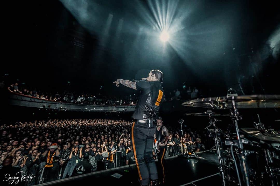 Shinedownさんのインスタグラム写真 - (ShinedownInstagram)「EU / UK... Feeling all the feels for the #WalkTheSkyTour! A MASSIVE thank you to @officialalterbridge for including us and the hardworking team behind the curtain and so much love to all that came out each night!!! . ...It’s never goodbye, it’s just till next time... 🙏🤘 . . 📷 @sanjayparikhphoto」12月23日 5時04分 - shinedown