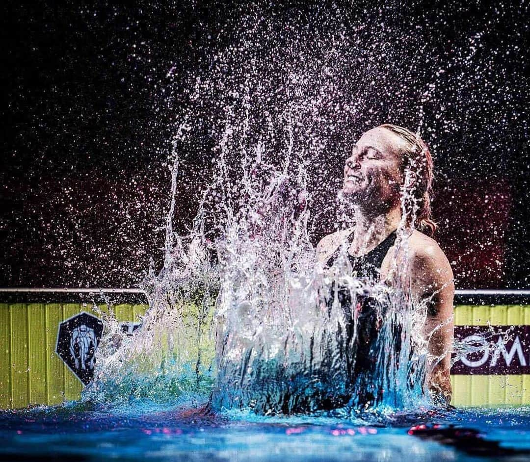 サラ・ショーストレムさんのインスタグラム写真 - (サラ・ショーストレムInstagram)「It was amazing to be a part of the first @iswimleague in History. Very close and exciting fight between all teams all the way to the finish. I have never in my life as a swimmer experienced such drama and excitement.  My team were in the lead after day one, and we actually dropped down to place 3 during day 2. But we kept on fighting all the way to the end, and my team @energystandard managed to take home the title. So proud and happy. 😭♥️ #ISL2019 #aquapower #swimming #MVP #sarahsjostrom 📸@minekasapoglu」12月23日 4時57分 - sarahsjostrom