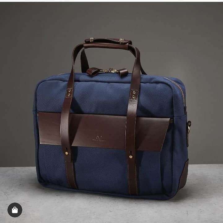 ジョンチャップマンのインスタグラム：「It's not too late to order your present. We're despatching all day tomorrow to guarantee you all get your presents in time for Christmas! www.chapmanbags.com」