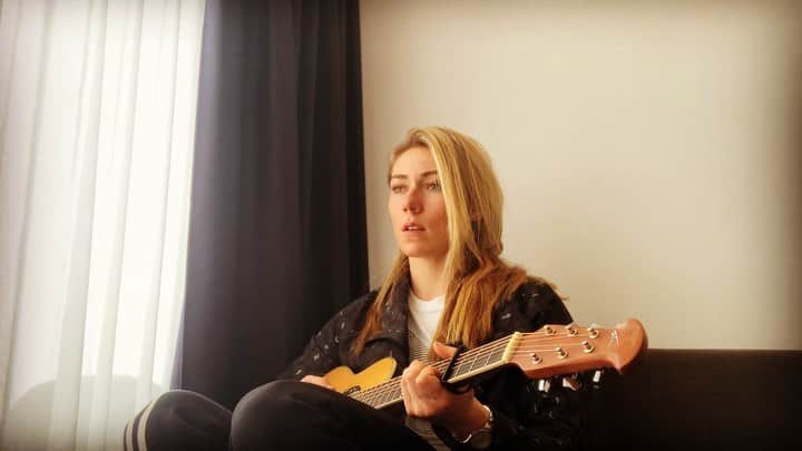 ミカエラ・シフリンのインスタグラム：「Thank goodness for @billieeilish ... ya know? #OceanEyes #DearWeatherGodsPleaseLetUsSkiNow」