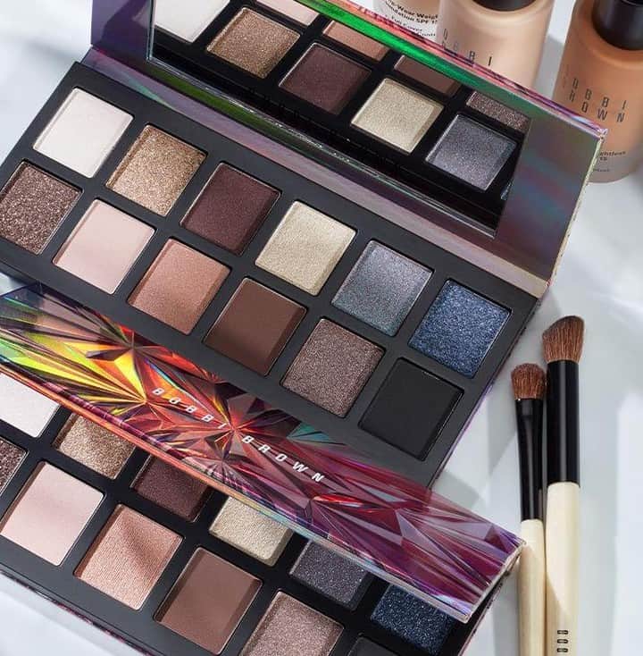 のインスタグラム：「What pairs well with any holiday celebration? Hints of plum & chocolate #eyeshadow with a champagne shimmer finish.  Your Look: In a Flash Eye Shadow Palettes Skin Long-Wear Weightless Foundation SPF 15  #bobbibrown #mua #muatips #makeuptips #makeupgoals #eyegoals #shimmereyeshadow #motd #metalliceyeshadow #longwear」