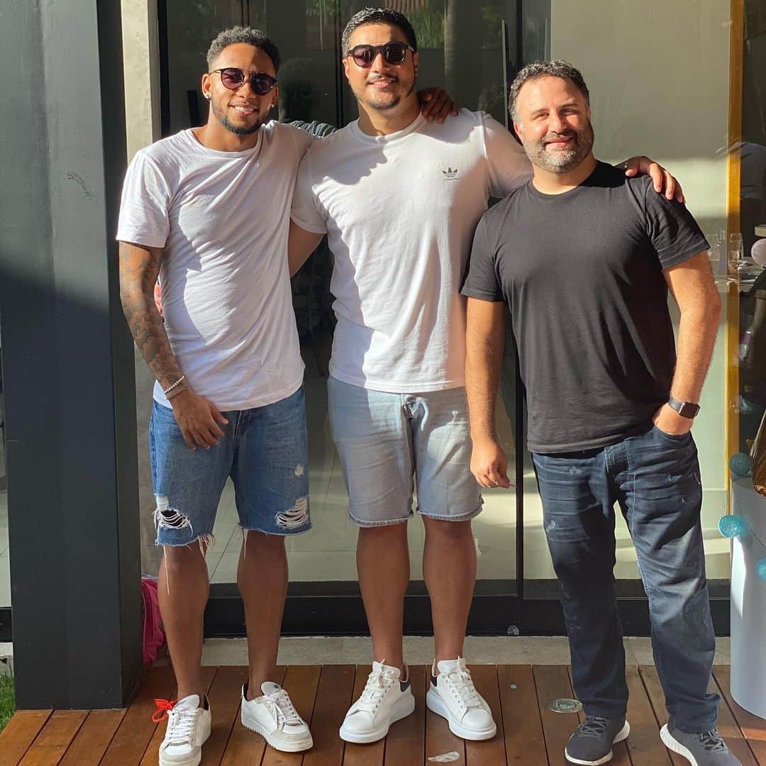ラファエル・ダ・シルバのインスタグラム：「#chamaaaa! @juninhobalbino @marcofialdini ❤️」