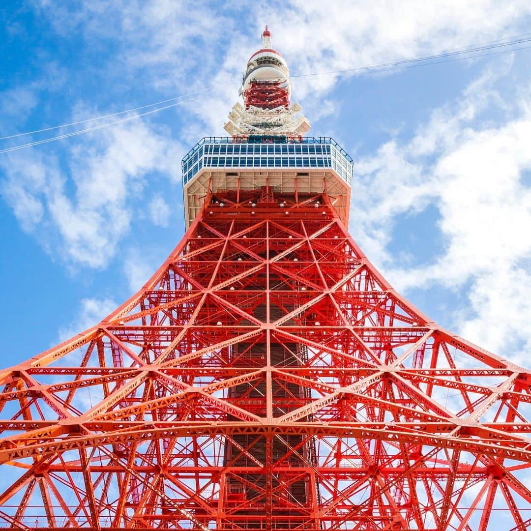 東京タワーさんのインスタグラム写真 - (東京タワーInstagram)「今日は、東京タワー開業記念日🗼。 61歳、令和はじめての誕生日です！ 昭和で30年、平成で30年、そして新しい時代の令和も変わらず、 東京の真ん中で人々や数々の思い出を陰ながら見守り続けてまいりますので、 これからもどうぞ宜しくお願いします✨  #東京タワー開業記念日 #東京タワー生誕祭 #１枚目は令和の新ライトアップ #InfinityDiamondVeil #４枚目は開業当時の長蛇の列 #タワー足元から🗼一周して芝公園周辺を迂回して浜松町駅まで約２kmの行列 #東京タワー #tokyotower #tokyotower_official #東京 #tokyo #Japan #도쿄타워 #东京塔 #東京鐵塔 #东京 #tower.gallery @tower.gallery」12月23日 16時01分 - tokyotower_official