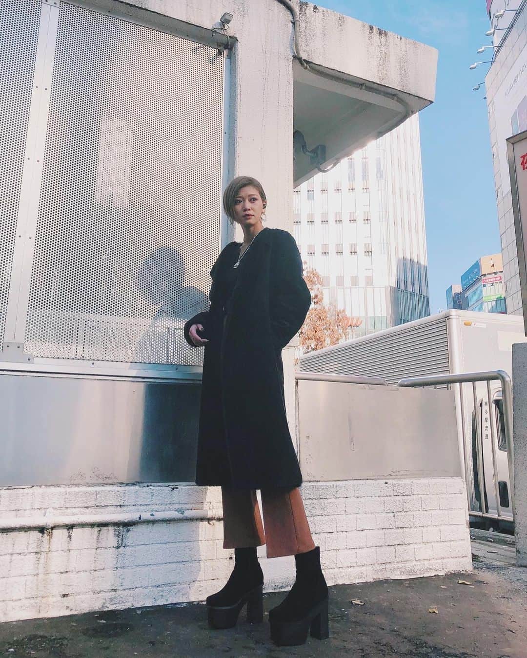kazuki youdaのインスタグラム：「_  このムートンコートあったかいし リバーシブルだし軽いひじわじわ人気で  @a19980511 に撮ってもらった🤳💗 ロングムートンって大人っぽく見えるよね❤️ お気に入りPTはショートブーツで 合わせるのがすきーーーー😗 .  そんでもって通勤中は最近GETした TOLVが活躍中🎧💗 通勤時間長いからイヤホンないとむり😂 今 @nowme_jp でこのワイヤレスイヤホンの プレゼントキャンペーンを開催中🎁 応募期間:2020/12/20〜2020/12/24 応募方法:アカウントをフォロー&対象投稿にいいね！ .  プレゼント商品はTOLV(WHT)1名🎧 オリジナルトートBAG 30名🛍 .  是非応募してみてね❤️」