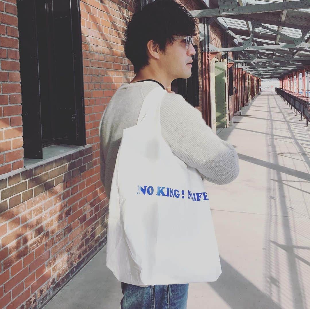 ISEKIのインスタグラム：「24日発売のグッズ紹介ー👏🏻 まずはマルシェトート👜  文字色が2色ありますー。  たくさん入って使いやすい✨  写真2枚目のような 焼肉屋さんのエプロン使いはしないように😂」