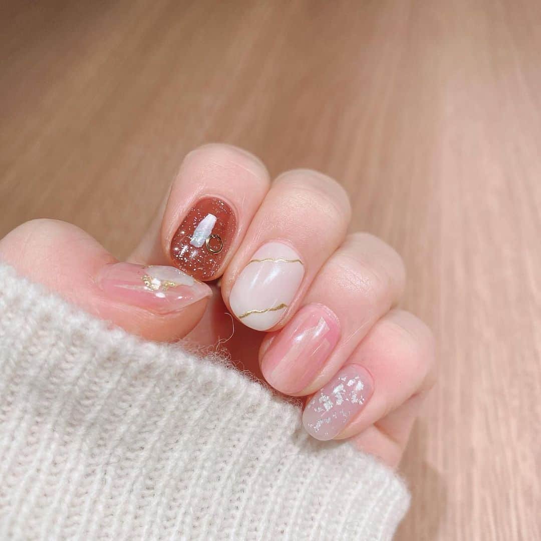 麻亜里さんのインスタグラム写真 - (麻亜里Instagram)「NEW💅 今回も友達のゆかにお願いしました💙 @yuka09nail  私のインスタを見てゆかにネイルしてもらった方々がいるみたい🥺嬉しい😭❣️ 丁寧でセンスあるので自信を持っておすすめします🙌🏻 . #麻亜里ネイル」12月23日 14時41分 - maari.0108