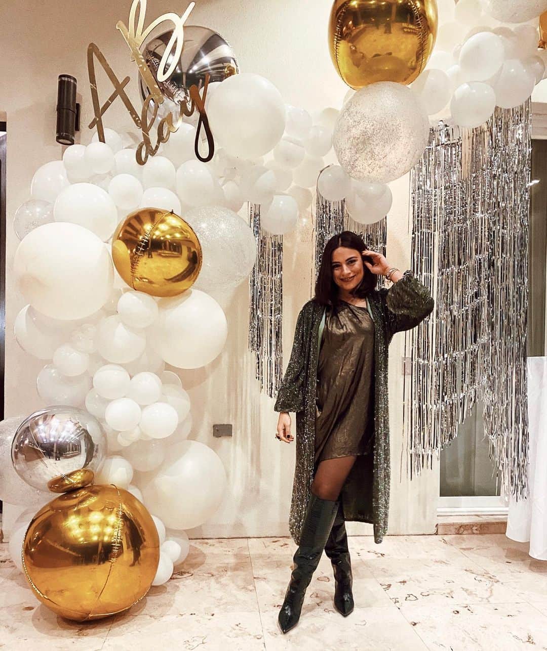 Ana Brenda Contrerasのインスタグラム：「#Brecofest (aunque mi cumpleaños es el 24 🥴) Gracias a todos los que estuvieron , los quiero! 🎂🥰」