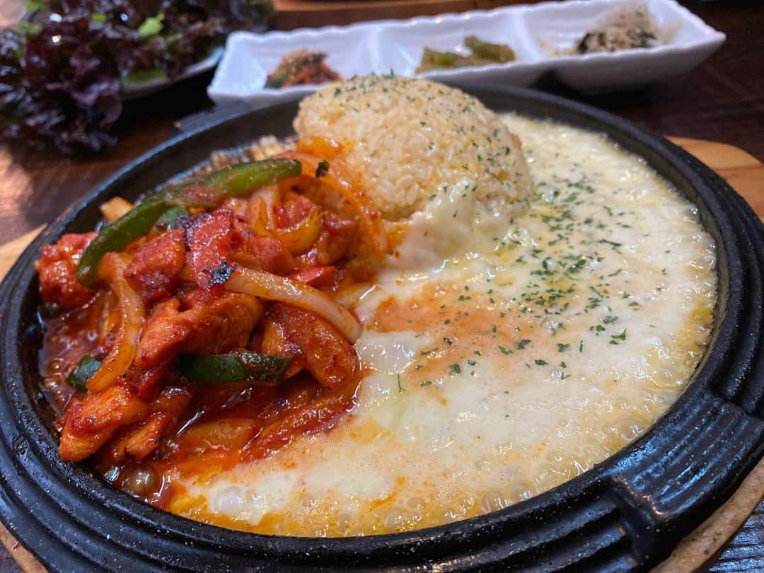 小川永子のインスタグラム：「チーズタッカルビ🧀 　と チーズホットドッグ🌭  タッカルビはチャーハンを添えて。  ボリューム満点のランチです。  ホットドッグは、初めての味。  マスタードとケチャップがかかっているのに 砂糖もまぶしてあります。  お店でも大人気だそうです。  デザートのような、甘めの一品。  興味のある方は是非お試しくださいね！  #韓国料理 #dinning #市原 #チーズタッカルビ #チーズホットドッグ  #若者の流行りなの？　#年末もあとわずか　#来年も宜しく」