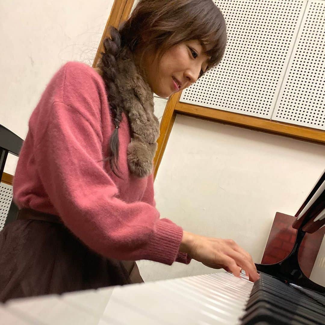 佐藤彩さんのインスタグラム写真 - (佐藤彩Instagram)「偶然ってあるものですね！  帰り道、大通駅のコンコースで「あぁ〜ピアノの音色が聴こえるなぁ」と思ってふと視線を移すと…  なんと！ 人だかりの中で友人を発見😳！ . . 鳥居大祐くん。 ヤマハでピアノを習っていたときにグループレッスンで一緒だった仲間で、札幌を中心に活躍しているプロのピアニストです✨  今日のお昼頃、管野アナが今日のフジコヘミングのコンサートを楽しみにしているという話をしていたのですが… その流れで「私、ピアニストになった友達がいるんです！」と話していました。 そうしたら、まさかのその日に本人に会えたという偶然にビックリ😳！ . . ただ、残念ながら私が通りかかったときは演奏後だったみたいで、大祐くんのピアノの音色を聴くことはできず…  明日のお昼過ぎにまた来ようかなーなんて話をしていたので、聴きに行きたいなーと思っています😊 今度コンサートも行くね🎹  #鳥居大祐 くん #ピアニストの友達 #光のピアニスト #大祐くんの奏でる音は美しすぎる #STピアノinクリスマス  #さっぽろ街なかピアノ #ストリートピアノ #ピアノがスタインウェイだった　 #弾いてみたいけどそんな勇気はない #会社ではピアノを弾く機会がありました #HBC #アナウンサー #佐藤彩」12月23日 14時59分 - hbc_ayasato
