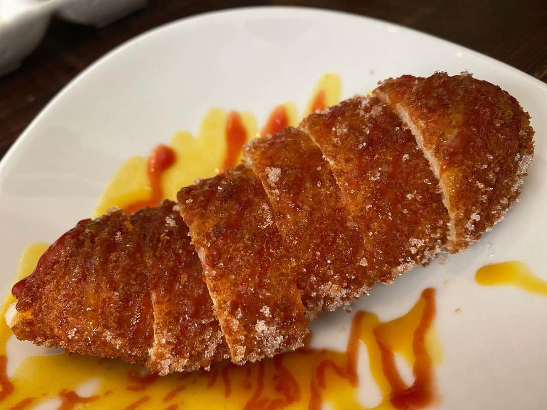 小川永子さんのインスタグラム写真 - (小川永子Instagram)「チーズタッカルビ🧀 　と チーズホットドッグ🌭  タッカルビはチャーハンを添えて。  ボリューム満点のランチです。  ホットドッグは、初めての味。  マスタードとケチャップがかかっているのに 砂糖もまぶしてあります。  お店でも大人気だそうです。  デザートのような、甘めの一品。  興味のある方は是非お試しくださいね！  #韓国料理 #dinning #市原 #チーズタッカルビ #チーズホットドッグ  #若者の流行りなの？　#年末もあとわずか　#来年も宜しく」12月23日 14時59分 - hisak03