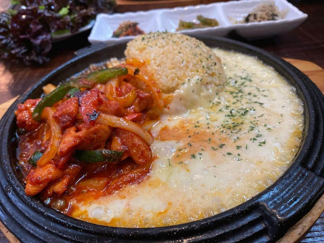 小川永子さんのインスタグラム写真 - (小川永子Instagram)「チーズタッカルビ🧀 　と チーズホットドッグ🌭  タッカルビはチャーハンを添えて。  ボリューム満点のランチです。  ホットドッグは、初めての味。  マスタードとケチャップがかかっているのに 砂糖もまぶしてあります。  お店でも大人気だそうです。  デザートのような、甘めの一品。  興味のある方は是非お試しくださいね！  #韓国料理 #dinning #市原 #チーズタッカルビ #チーズホットドッグ  #若者の流行りなの？　#年末もあとわずか　#来年も宜しく」12月23日 14時59分 - hisak03
