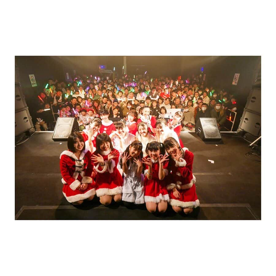 彩香さんのインスタグラム写真 - (彩香Instagram)「「POWER LIVE 2019」 ありがとうございました💓🙏🏻 今回のテーマは"鏡"。 1人1人が輝けるようなステージにしたいという想いを込めて、RINGOMUSUMEでプロデュースさせて頂きました。 みんなのこれまでの頑張りと、応援してくださっている皆さんのおかげで、メンバーみんながとってもキラキラしていました✨😭 本当に素敵な空間になりました！！ これからもリンゴミュージックをよろしくお願いします🙇🏻‍♀️ #powerlive#青森quarter#鏡#アルプスおとめ#ライスボール#リーフ#ringomusume#りんご娘」12月23日 15時02分 - saika_ringomusume