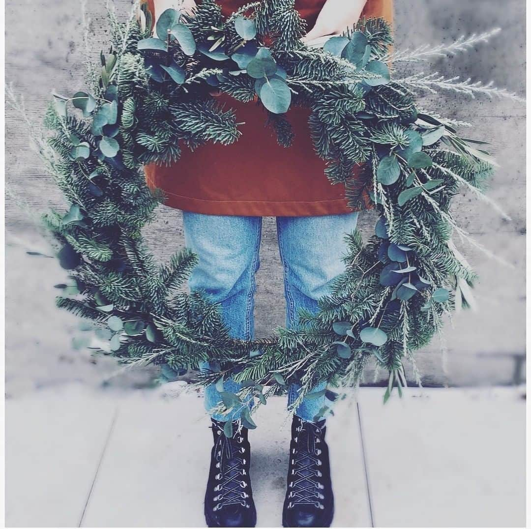 グレンソンさんのインスタグラム写真 - (グレンソンInstagram)「Not long to go now - The beautiful wreath by  @pollyanna_wilkinson teamed with her Grenson nanette boots ⁠ ⁠ -⁠ ⁠ ⁠ #grenson #girlsingrenson #grensongirls #womensbrogues #brogues #womenswear #womensshoes #womensfashion #hikers #nanette #christmasiscoming #wreaths #craft #peopleingrenson」12月23日 15時15分 - grensonshoes