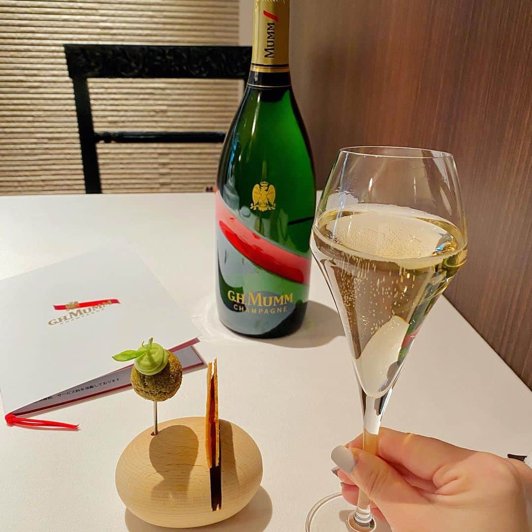 TONEAYUさんのインスタグラム写真 - (TONEAYUInstagram)「2019年、仕事納めに🥂✨﻿ ﻿ お昼からお祝いシャンパーニュ🍾🥺💕﻿ ﻿ ボトルに彫り込まれた赤いリボンのメゾン マム (Maison Mumm)初めて飲んだけど、美味しい🥰🥂✨﻿ ﻿ 💖💖マムとフレンチは最高💖💖﻿ ﻿ 今日来たのは、荻窪のフレンチ✨﻿ ﻿ Valinor-ヴァリノール﻿ ﻿ 穴場名店すぎて、母やさえちゃんに報告w﻿ ﻿ どのお料理も凝っていて、最初から最後まですごい美味しかった💖﻿ ﻿ 間違いなく、今年のＭＶＰでした🥺﻿ ﻿ 絶対また来たい！！！🥰﻿ ﻿ これから年末にかけて、たくさんシャンパン飲むぞ🥺🥂💕✨﻿ ﻿ 🍾@ghmumm_jpn 🍾﻿ ﻿ #mumm﻿ #mummgrandcordon﻿ #celebration﻿ #Valinor﻿ #ヴァリノール﻿ #荻窪﻿ #フレンチ﻿ #ランチ﻿ #シャンパン﻿」12月23日 15時14分 - toneayu