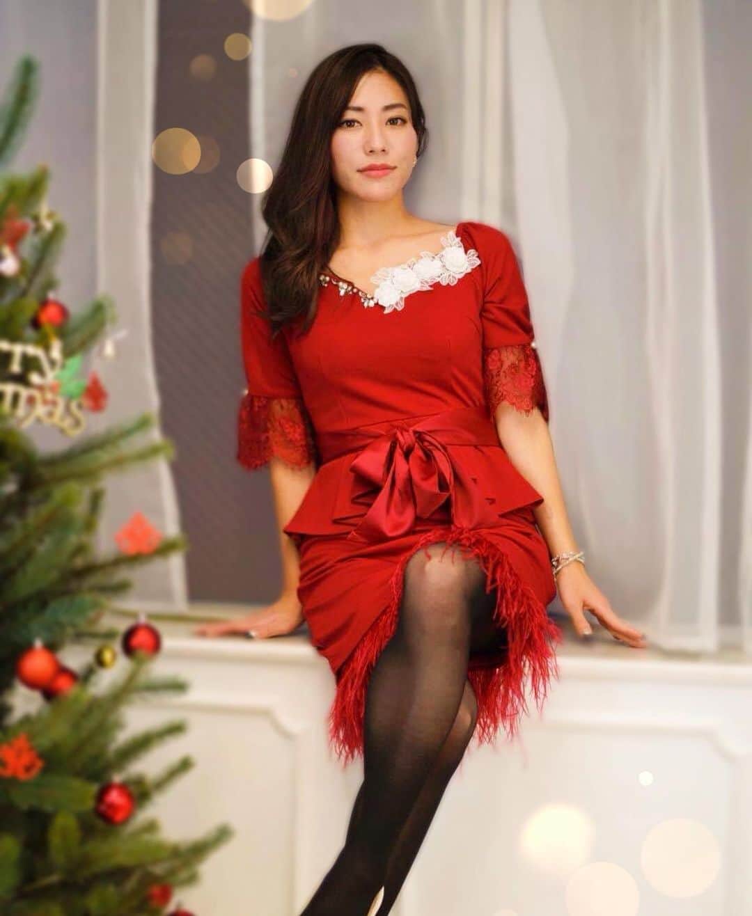 星野奏さんのインスタグラム写真 - (星野奏Instagram)「昨日はお気に入りのドレス着たよーー✨やっぱり気合いの赤❤️だよね！！ 赤だからクリスマス仕様かな？って思ってたけど、これ冬の間なら❄️ずっと着れそうだね🎵 ・ ・ ・ ・ #dress #sobre #ソブレ#ワンピース #ドレス #着やすい #クリスマスコーデ #冬のワンピース #赤いドレス #膝丈ワンピース #お出かけ #パーティー#パーティドレス #クリスマスパーティー#ドレス専門店 #christmas #party #dress #winterfashion #merrychristmas」12月23日 15時23分 - hoshino_kanade_