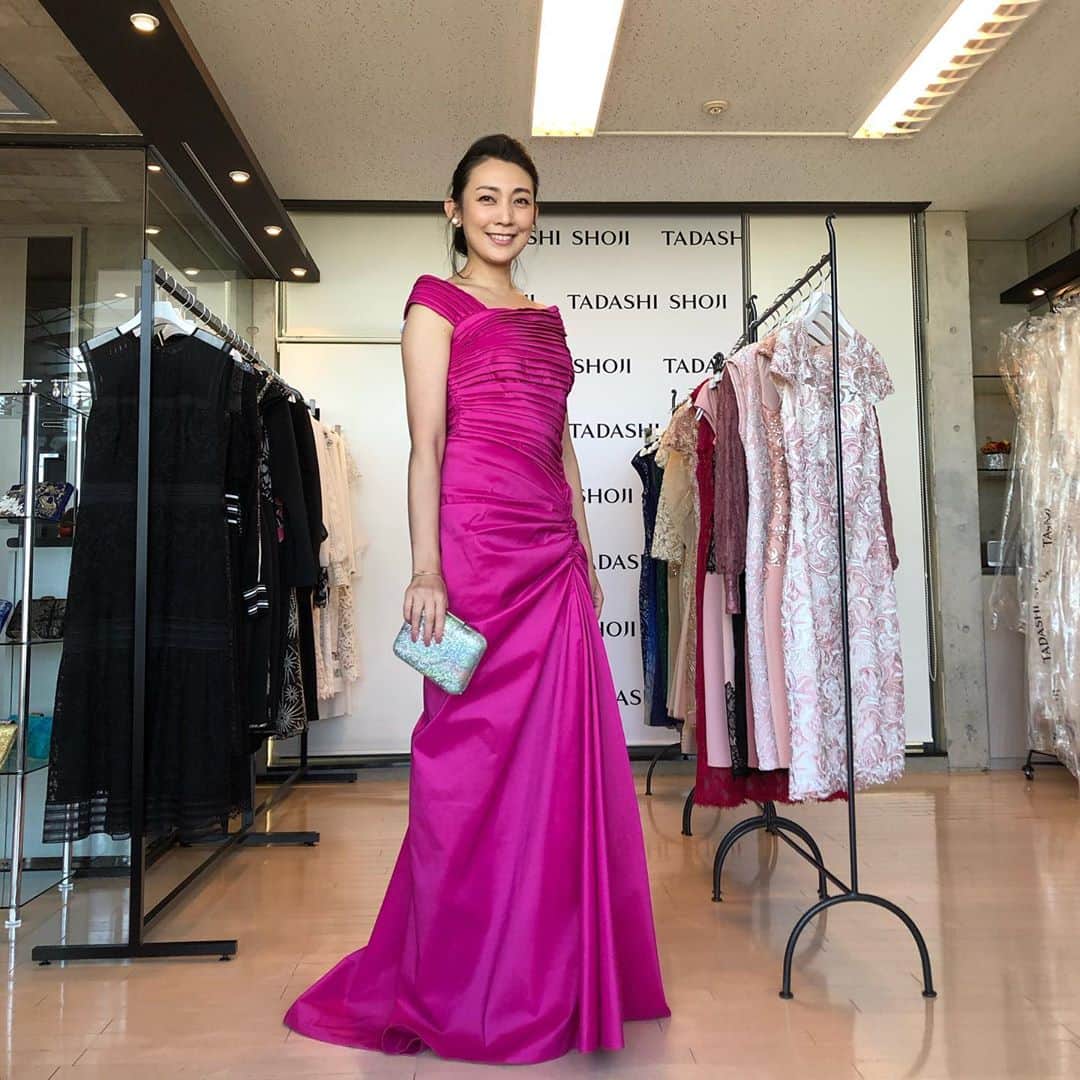 田中美里さんのインスタグラム写真 - (田中美里Instagram)「大好きなTADASHI SHOJI。  衣装をお借りしに行ってきました。  衣装とは別に、とっても素敵な鮮やかなピンクのドレスを試着させていただきました。  形がとっても綺麗。 惚れ惚れします。  #tadashishoji  #大好き #dress #pink  #惚れ惚れ  #田中美里」12月23日 15時18分 - misatotanaka77