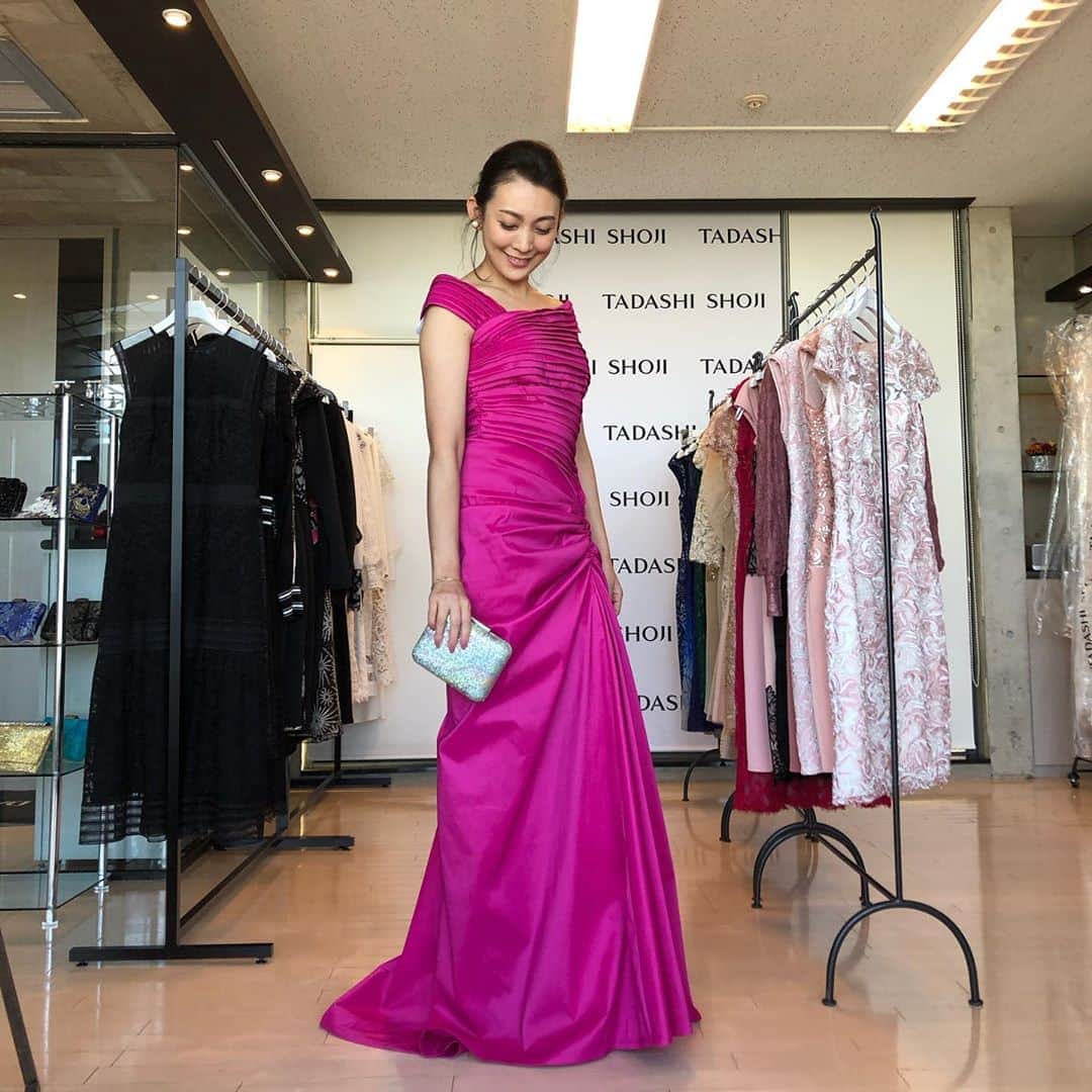 田中美里のインスタグラム：「大好きなTADASHI SHOJI。  衣装をお借りしに行ってきました。  衣装とは別に、とっても素敵な鮮やかなピンクのドレスを試着させていただきました。  形がとっても綺麗。 惚れ惚れします。  #tadashishoji  #大好き #dress #pink  #惚れ惚れ  #田中美里」