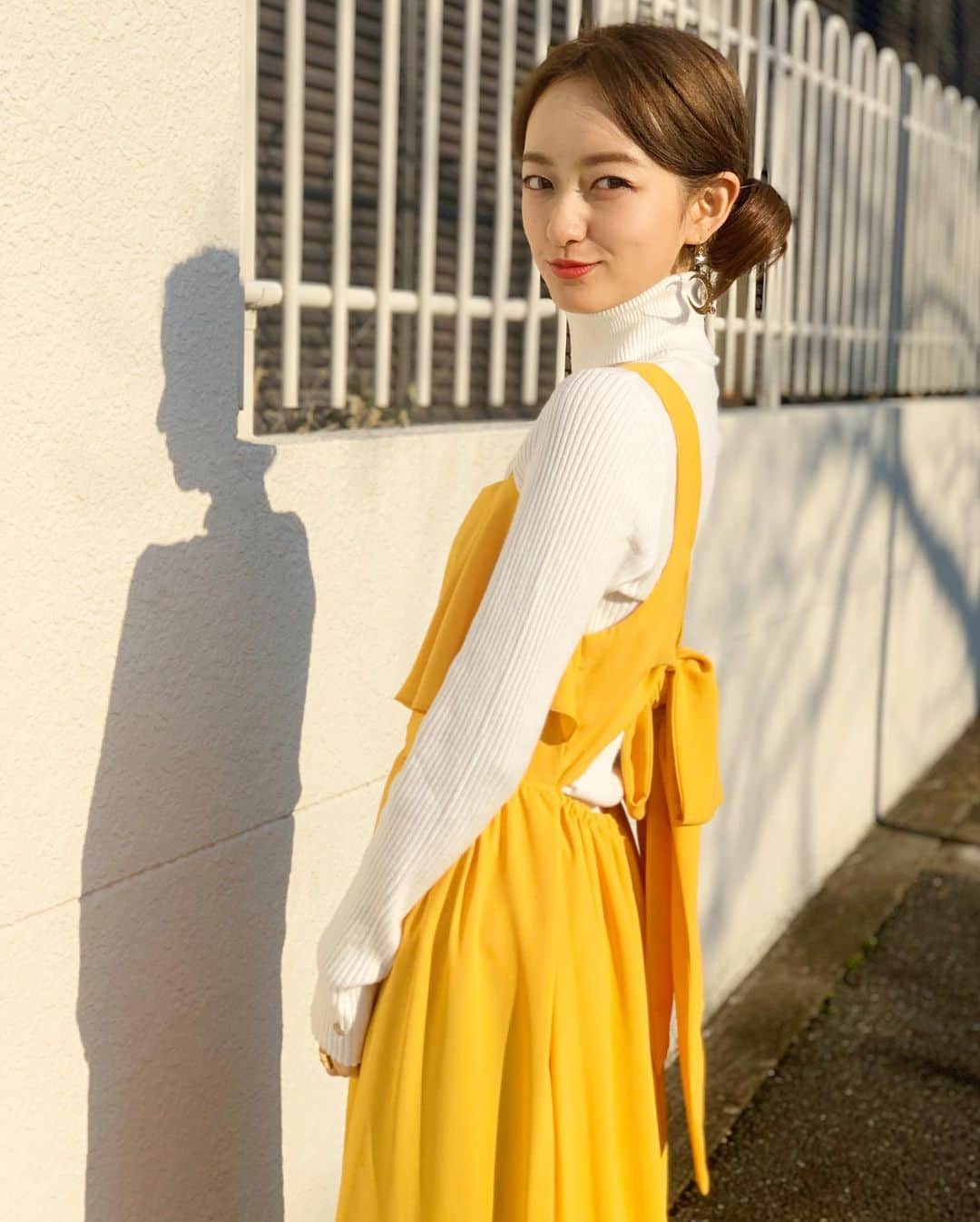 倉田茉美さんのインスタグラム写真 - (倉田茉美Instagram)「お友達の @kiho_fukuoka から。 可愛いからほしい！👗と頂いたお洋服👼 ララランドのミアみたいな気分になれます。 本当は一枚で着たいんだけど、冬なので白タートルネックで合わせました。 そしてウィッグをつかって二つお団子に☃️🍒 サザエさんで鼻ピース。 冬は派手。夏はシンプル。 ちなみに私は159センチです。 . @kiho_fukuoka @kiho_pp #kihofukuoka」12月23日 15時40分 - sena_sayu122