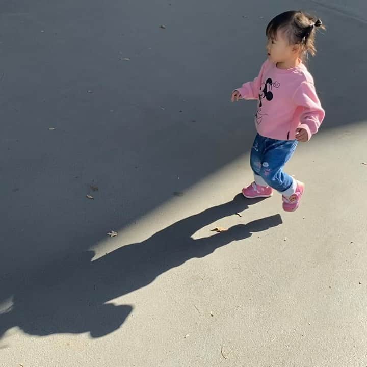 金田朋子のインスタグラム：「先日、駅伝大会に参加しました！ 娘もずっと走ってました（笑） 尊敬する人！走れメロス！ 早い遅いじゃなくて、あきらめない気持ち見習いたい🥰💕 メロンもメロスもサイコー❗️❗ 😆😍🥰😁😆😝😛😋😄😆😁🎉 #千笑 #走れメロス #駅伝 #マラソン #ランニング #子供 #kids #森渉 #金田朋子」