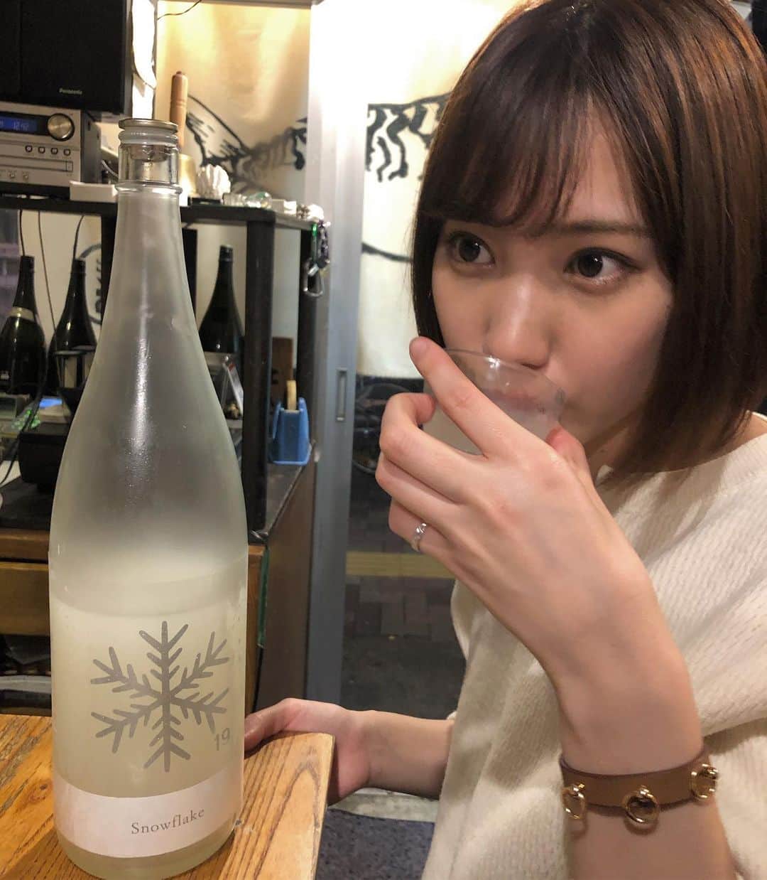 高野祐衣さんのインスタグラム写真 - (高野祐衣Instagram)「冬っぽい日本酒が飲みたくて☃️﻿ ぴったりなの発見！﻿ ﻿ ﻿ ﻿ ﻿ 『十九』snowflake 純米おりがらみ生﻿ ﻿ おりがらみだから﻿ 見た目も冬っぽい❄️﻿ ラベルも可愛くて🙆‍♀️﻿ この結晶ラベル、6種類あるみたいで﻿ 全部少し結晶の形が違うみたい！﻿ ﻿ ﻿ さわやかでみずみずしい香り、﻿ 生酒なのでピチピチとしたフレッシュ感。﻿ 苦味もあるけどそれがまだ美味しい✨﻿ 日本酒っぽくなく、白ワインのような飲みやすさで﻿ 軽く飲めちゃう！﻿ 単体でもいいし、﻿ 淡白な白身のお刺身にもぴったり！﻿ ﻿ ﻿ ﻿ ﻿ この冬、見つけたら是非飲んでみて下さい☺︎﻿ ﻿ ﻿ ﻿ #日本盛 #日本酒女子﻿ #十九 #長野県 #尾澤酒造場﻿ #snowflake #純米酒﻿ #おりがらみ #生酒﻿ #唎酒師 #ゆいぽんしゅ」12月23日 15時43分 - yuipooon12_06