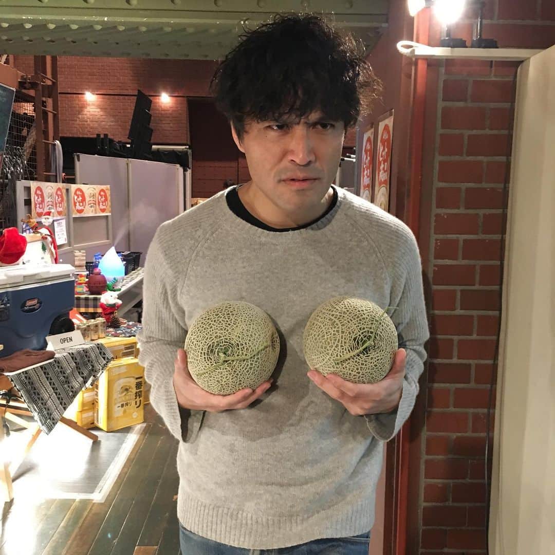 ISEKIのインスタグラム：「#毎日がクリスマス16日目🎄  明日のライブに向けてKING👑発車しマース🚀のポーズだそうです💨💨💨 メロンは佐藤竹善さんからの贈り物です🍈  メロン🍈を2個、KINGに持たせたことを反省します（笑）  スタッフ」