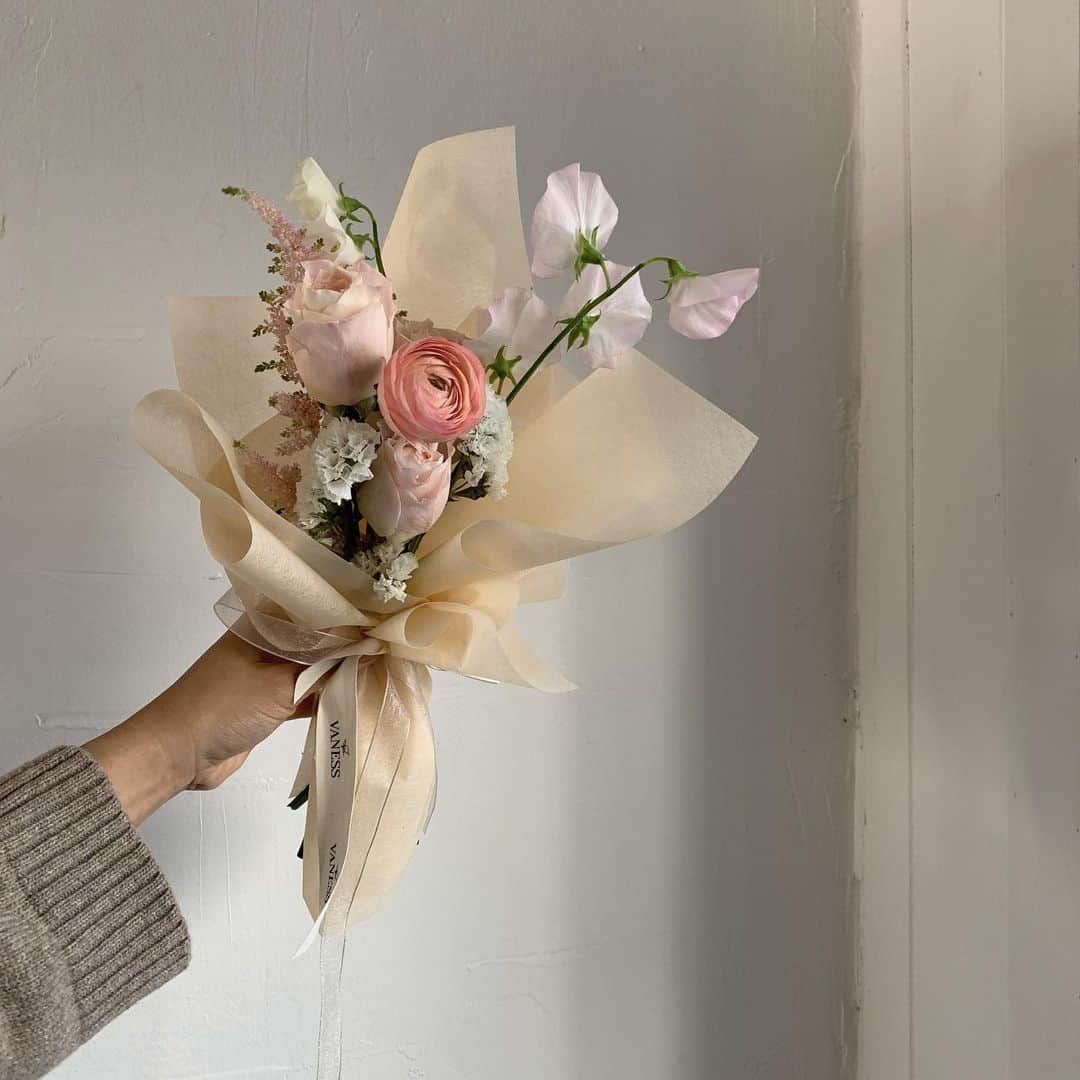 플로리스트 이주연 florist Lee Ju Yeonさんのインスタグラム写真 - (플로리스트 이주연 florist Lee Ju YeonInstagram)「. . @prozessflower  感谢的人 🧡 . 订花 WeChat ID vaness_flower 클래스상시모집 당일꽃주문가능 #수업문의 #주문예약 #lesson #Order  Katalk ID vaness52 WeChat ID vaness_flower E-mail vanessflower@naver.com . 강남구 역삼동608-16 📞02-545-6813 . #vanessflower #florist #flowershop #handtied #flowerlesson #花束 #花束包装 #바네스플라워 #플로리스트 #꽃다발 #부케 #플로리스트학원 #역삼역꽃집 #언주역꽃집 #플라워레슨 #꽃다발포장법 #꽃수업 #꽃주문  #대관 #공간대여 #공간쉐어 #졸업식꽃다발 #크리스마스꽃다발 #크리스마스꽃선물」12月23日 15時51分 - vanessflower