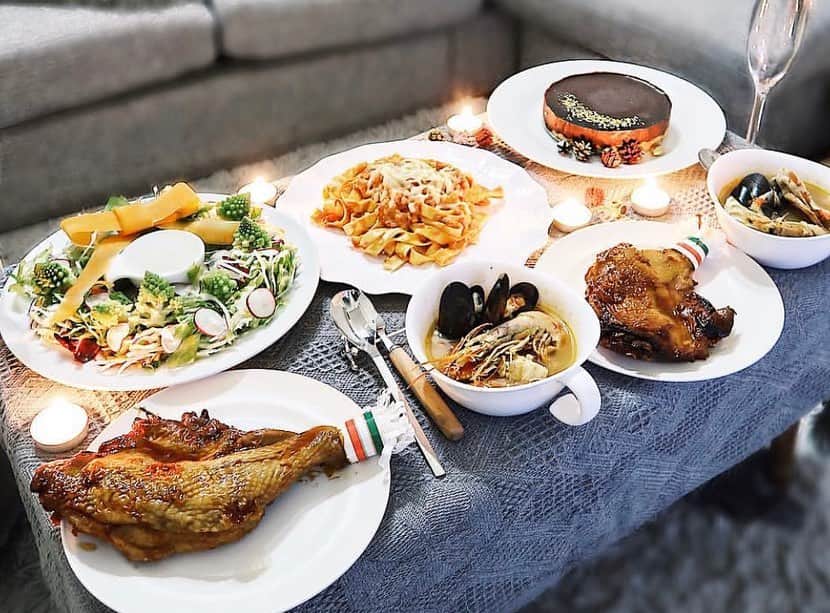 佐藤あずみのインスタグラム：「🍗𝑿𝒎𝒂𝒔 𝒄𝒐𝒐𝒌𝒊𝒏𝒈🎄 . ちょっと早いけどお家パーチー！ 我が家の定番クリスマスメニュー！ . 1枚目は去年🎄 2枚目〜今年🎄 . 〜menu〜 🥗カプレーゼ 🦐ブイヤベース 🍝蟹トマトクリームパスタ 🍗ローストチキン 🎂ミルクレープ林檎煮のせ . ストーリーにレシピ載せたよん❤️ . #christmas #christmasdinner #cooking #bouillabaisse #パスタ #cake #roastchicken #クリスマス手作り料理 #あずみごはん #カプレーゼ #ブイヤベース #蟹のトマトクリームパスタ #ローストチキン #ミルクレープ　#azumicooking #azumirecipe #cooking #あずみごはん」