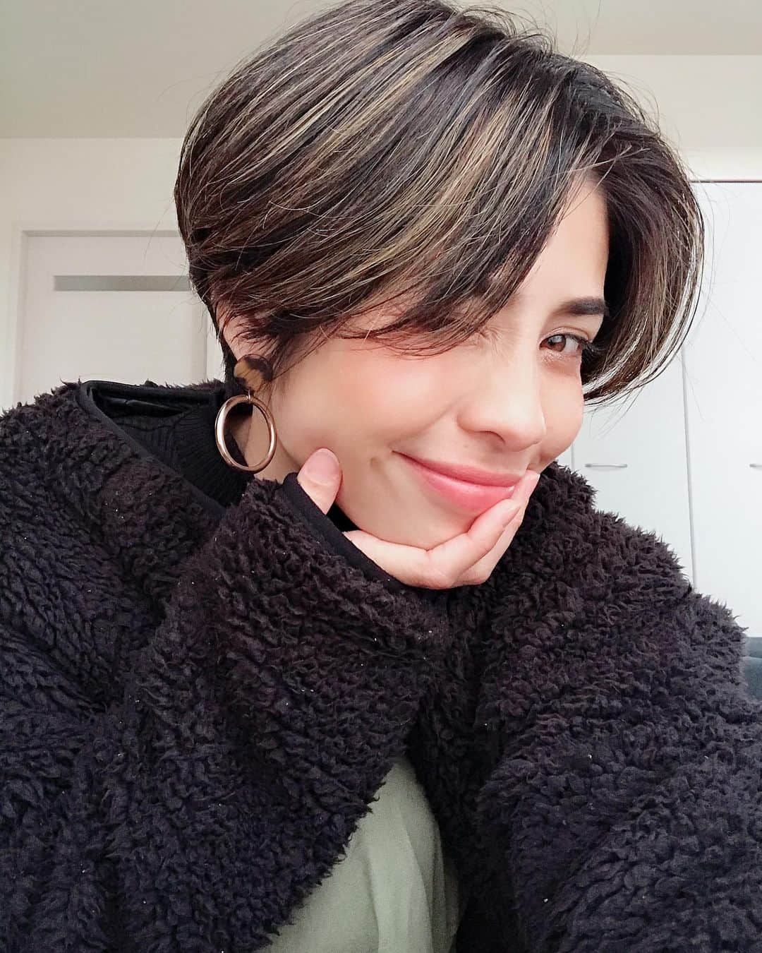 齋藤美波のインスタグラム：「💇🏼‍♀️✂️♥️ #ハンサムショート ・ 今日はいくみさんのとこに カットしに行ってきた💇🏼‍♀️ まだまだショートに飽きてまへん♡ そして最近センター分けに ハマっていて更にメンズ感😂 ・ 今回もカラーせずカットのみ😁 だって2ヶ月経っててもこの自然な ハイライトで違和感なし！ すごくない？ ちなみにベースは地毛だから 伸びても自然なのよ〜笑 本当天才！⇨ @yinfkd ・ いつもいくみさんにも 可愛くしてもらって大満足でし♥️🙏🏾 @ikumi.takahashi.short  ありがとうございます😊 ・ #ヘアーサロン #ヘアーカット #ショートカット  #ハンサムショート女子  #カキモトアームズ#田園調布店  #hairsalon#kakimotoarms#shortcut#haircut#highlightshair#cute#thanks」