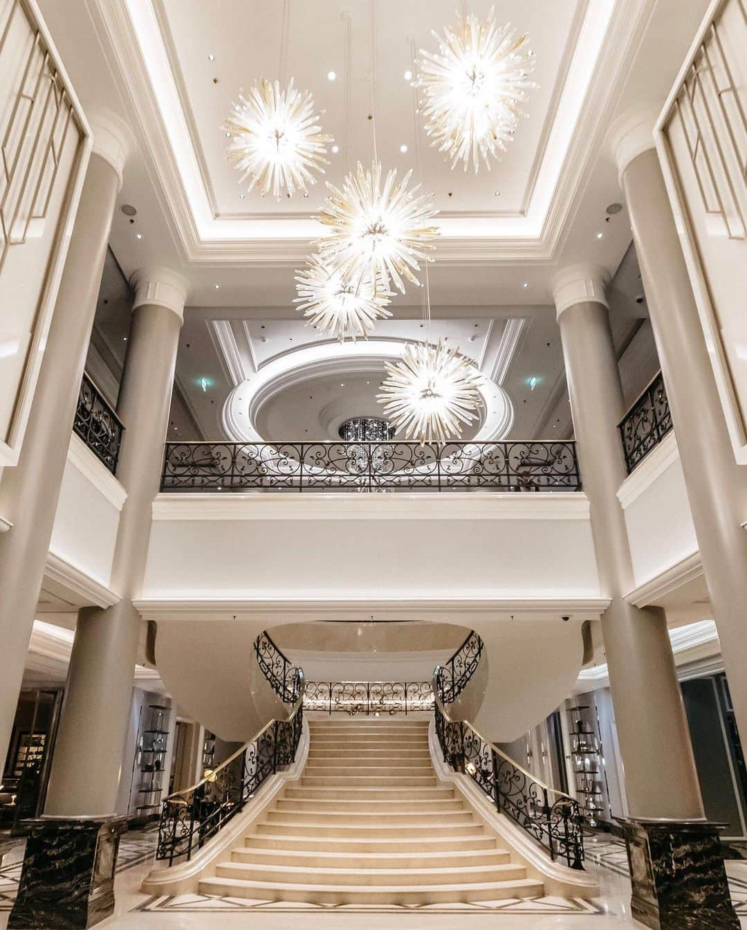 リッツ・カールトンさんのインスタグラム写真 - (リッツ・カールトンInstagram)「Stepping into The Ritz-Carlton, #Berlin, artist @TravelWriteDraw celebrated art and design, drawing inspiration from every sip of champagne and memorable moment. ⁣ ⁣ #Germany #PotsdamerPlatz #Chandelier #Stairs #Staircase #Design #Architecture #InteriorDesign #Art #Artist #Painting #Champagne #Cheers #Discover #Travel #Travelgram #InstaTravel #TravelDiaries #RCPartner」12月23日 7時01分 - ritzcarlton