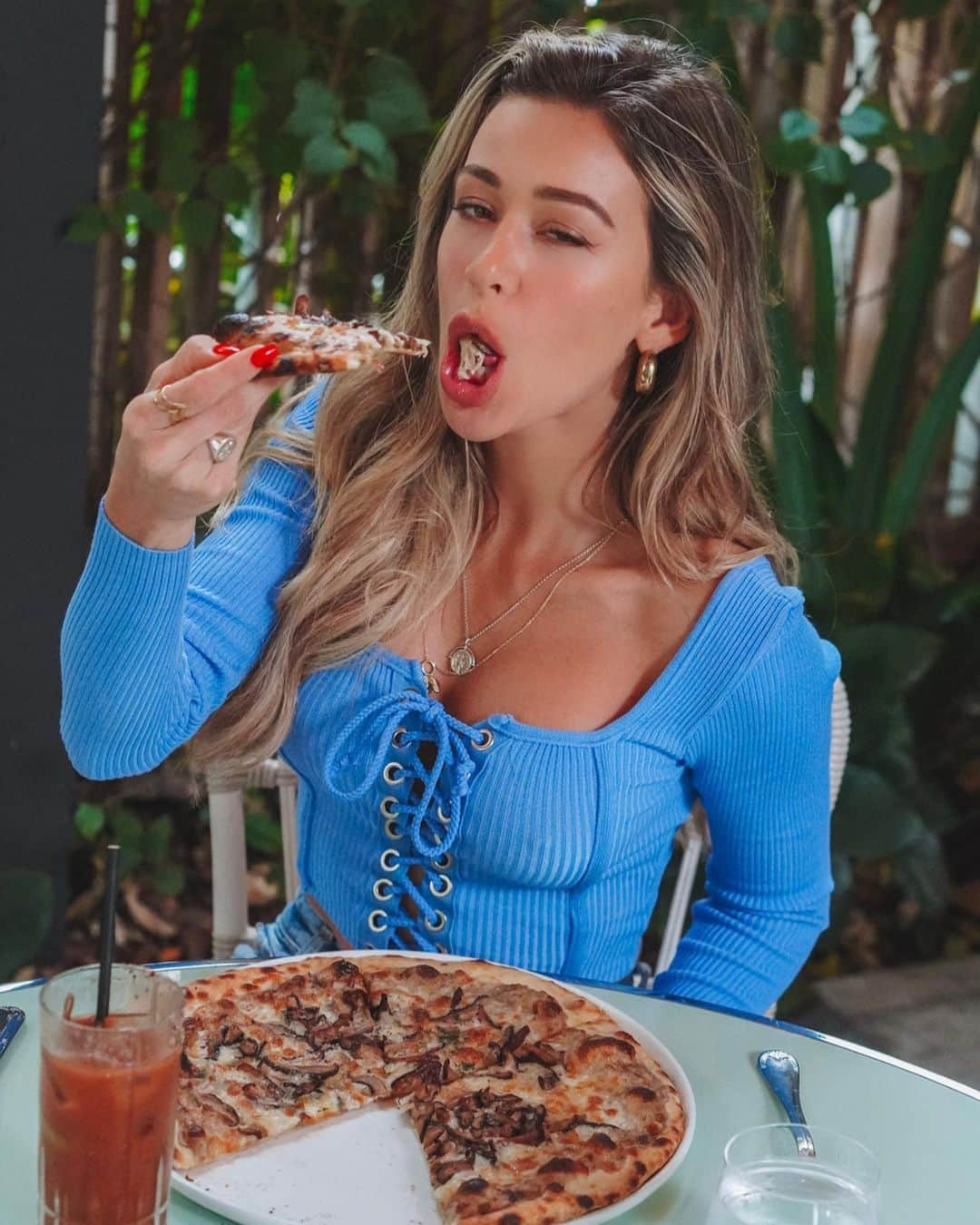 Cindy Pradoさんのインスタグラム写真 - (Cindy PradoInstagram)「@fashionnova - Before VS During 🥴🤪🍕 AD」12月23日 7時17分 - cindyprado