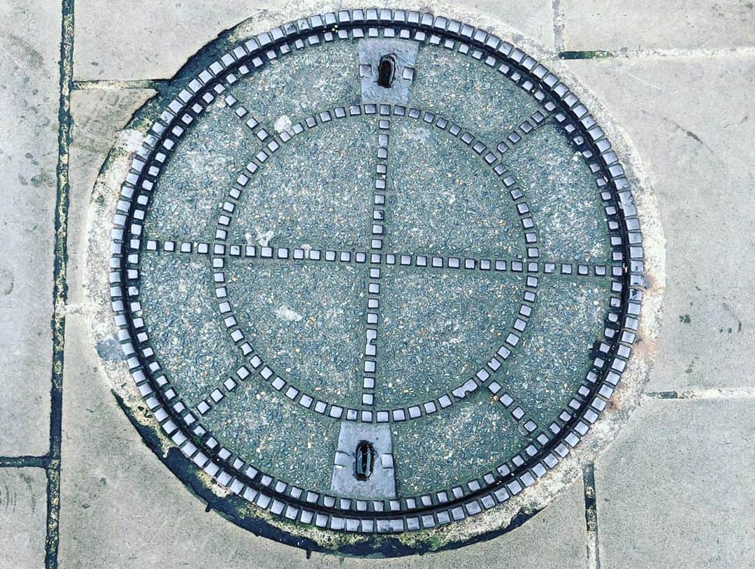 岡倫之さんのインスタグラム写真 - (岡倫之Instagram)「A manhole taken in London. #manhole #manholecover #manholes #manholecovers #manholestagram #manholecoversoftheworld #GOK #GreatOKharn #england🇬🇧 #マンホール #マンホーラー #インスタ映え #芸術 #アート #趣味 #下を向いて歩こう #世界のマンホール #オーカーン #英国 #イギリス #イングランド #ロンドン」12月23日 7時18分 - great_o_khan