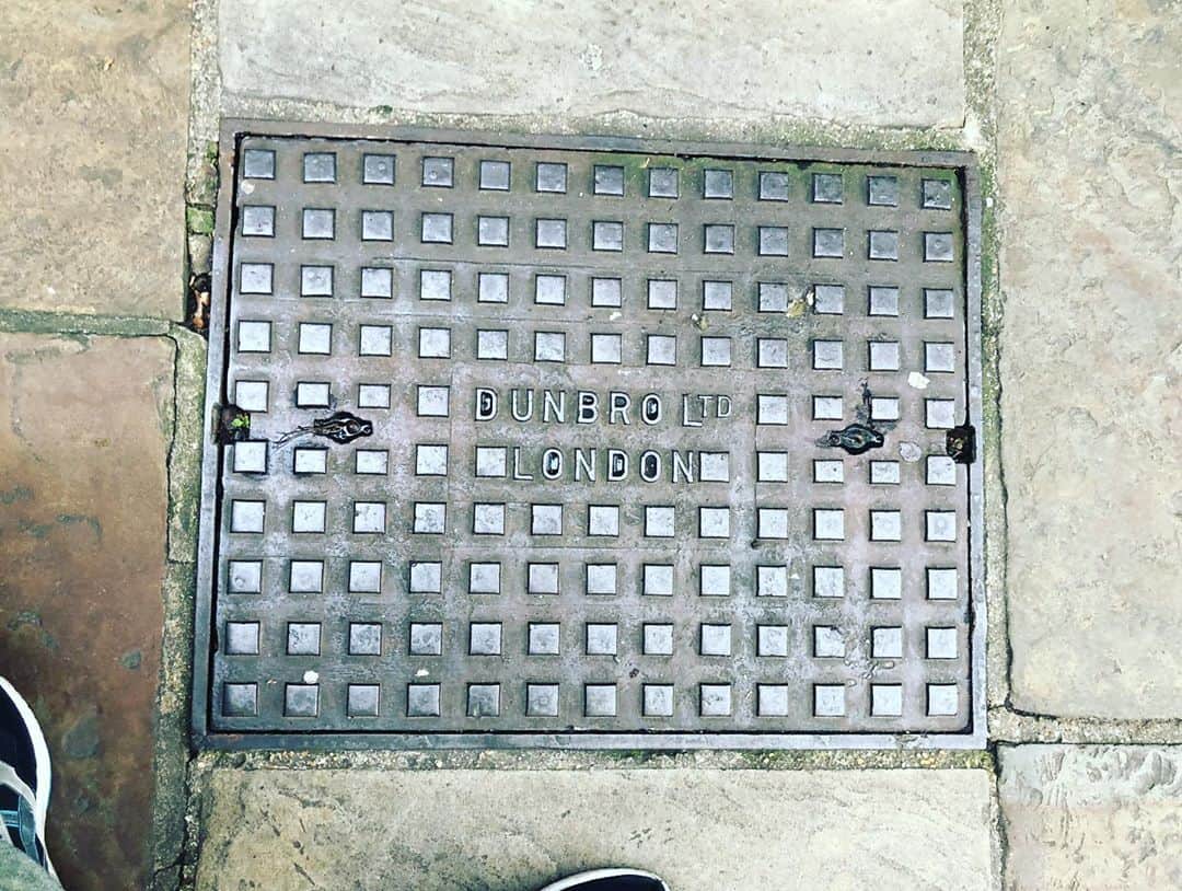 岡倫之さんのインスタグラム写真 - (岡倫之Instagram)「A manhole taken in London. #manhole #manholecover #manholes #manholecovers #manholestagram #manholecoversoftheworld #GOK #GreatOKharn #england🇬🇧 #マンホール #マンホーラー #インスタ映え #芸術 #アート #趣味 #下を向いて歩こう #世界のマンホール #オーカーン #英国 #イギリス #イングランド #ロンドン」12月23日 7時18分 - great_o_khan